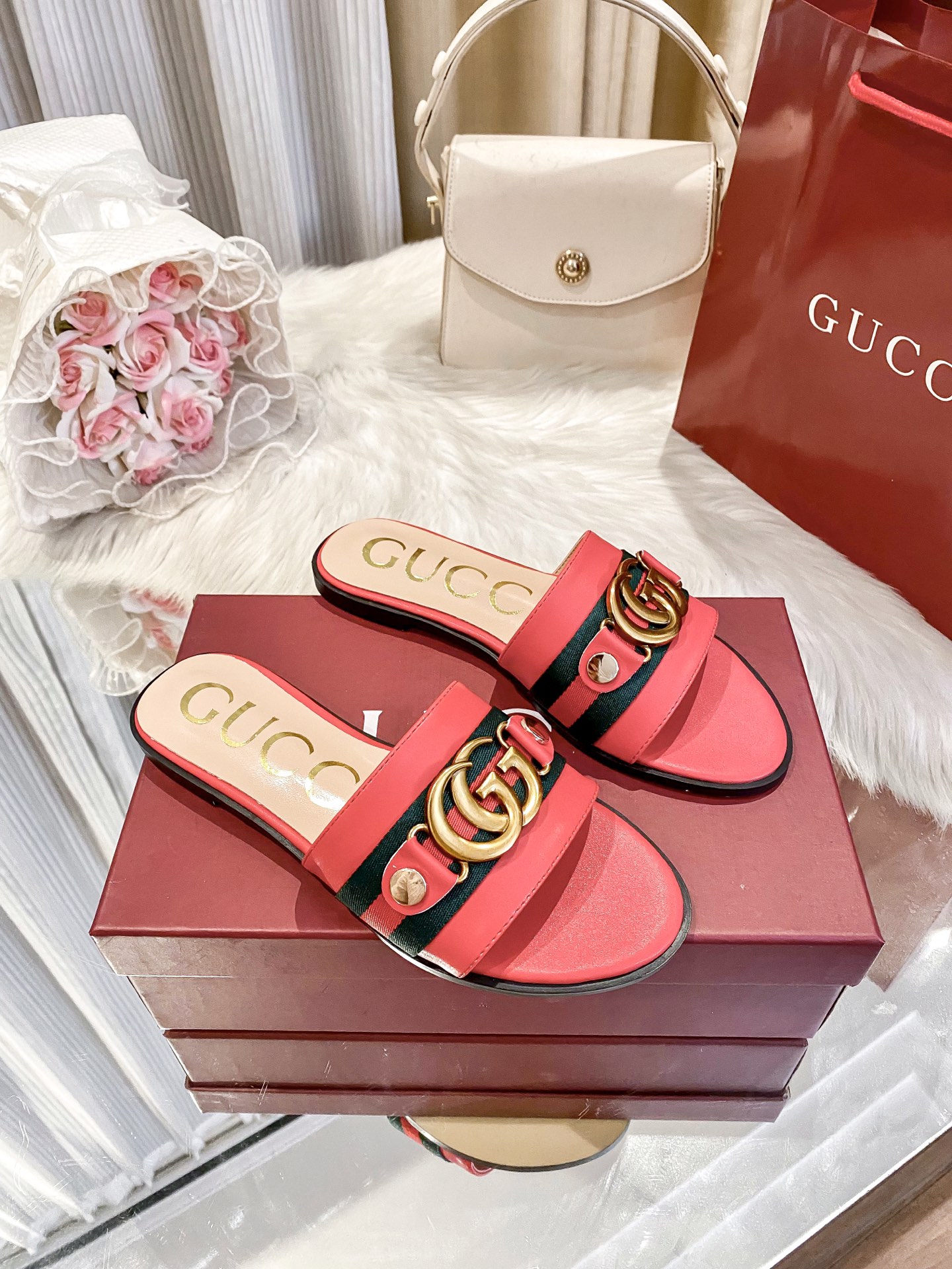 出厂价：💰160
❇️❇️【 古驰 】又来啦😘😘又来啦😘😘上新款咯🤗🤗全新平底拖鞋火热上新、5⃣️个颜色选择多个系列官网同步更新👍👍依旧是双G扣上脚舒服耐穿、搭配了进口超迁皮保证质量杆杆得☺️☺️实拍版本给您带来不一样的成交之旅💃💃

🛒 新品🛒🕳🕳🕳 ʕ&bull;͓͡&bull;ʔ-̫͡-ʕ&bull;̫͡&bull;ʔ

  ♡   show bdetails
&mdash;&mdash;&mdash;&mdash;&mdash;&mdash;&mdash;&mdash;&mdash;&mdash;&mdash;&mdash;
  
标准码数：✅35-41

颜色：白色、红色、黑色、红色、杏色

包装：原标、全套包装