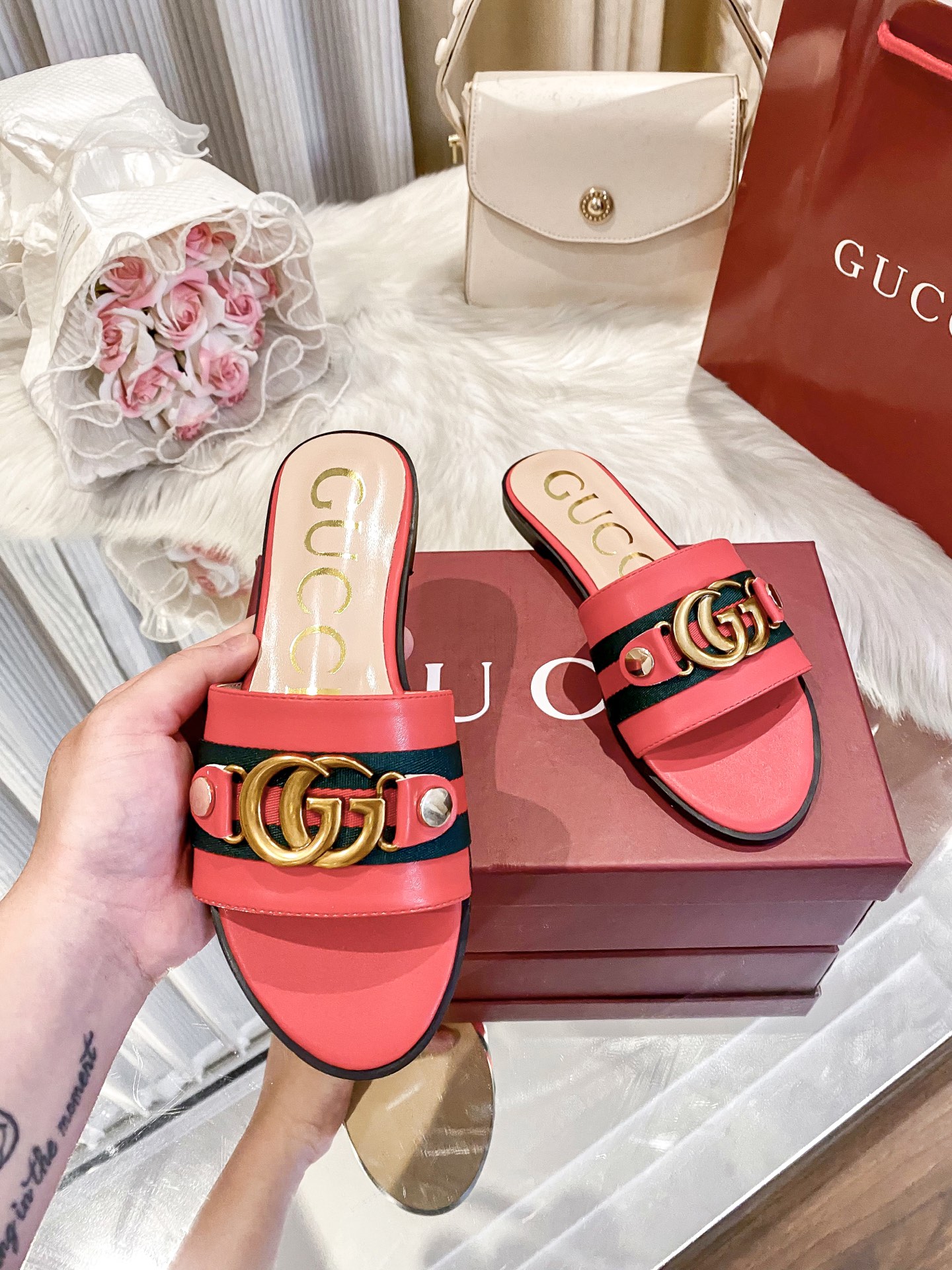 出厂价：💰160
❇️❇️【 古驰 】又来啦😘😘又来啦😘😘上新款咯🤗🤗全新平底拖鞋火热上新、5⃣️个颜色选择多个系列官网同步更新👍👍依旧是双G扣上脚舒服耐穿、搭配了进口超迁皮保证质量杆杆得☺️☺️实拍版本给您带来不一样的成交之旅💃💃

🛒 新品🛒🕳🕳🕳 ʕ&bull;͓͡&bull;ʔ-̫͡-ʕ&bull;̫͡&bull;ʔ

  ♡   show bdetails
&mdash;&mdash;&mdash;&mdash;&mdash;&mdash;&mdash;&mdash;&mdash;&mdash;&mdash;&mdash;
  
标准码数：✅35-41

颜色：白色、红色、黑色、红色、杏色

包装：原标、全套包装