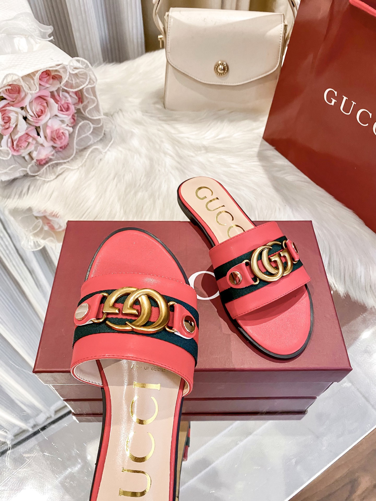 出厂价：💰160
❇️❇️【 古驰 】又来啦😘😘又来啦😘😘上新款咯🤗🤗全新平底拖鞋火热上新、5⃣️个颜色选择多个系列官网同步更新👍👍依旧是双G扣上脚舒服耐穿、搭配了进口超迁皮保证质量杆杆得☺️☺️实拍版本给您带来不一样的成交之旅💃💃

🛒 新品🛒🕳🕳🕳 ʕ&bull;͓͡&bull;ʔ-̫͡-ʕ&bull;̫͡&bull;ʔ

  ♡   show bdetails
&mdash;&mdash;&mdash;&mdash;&mdash;&mdash;&mdash;&mdash;&mdash;&mdash;&mdash;&mdash;
  
标准码数：✅35-41

颜色：白色、红色、黑色、红色、杏色

包装：原标、全套包装