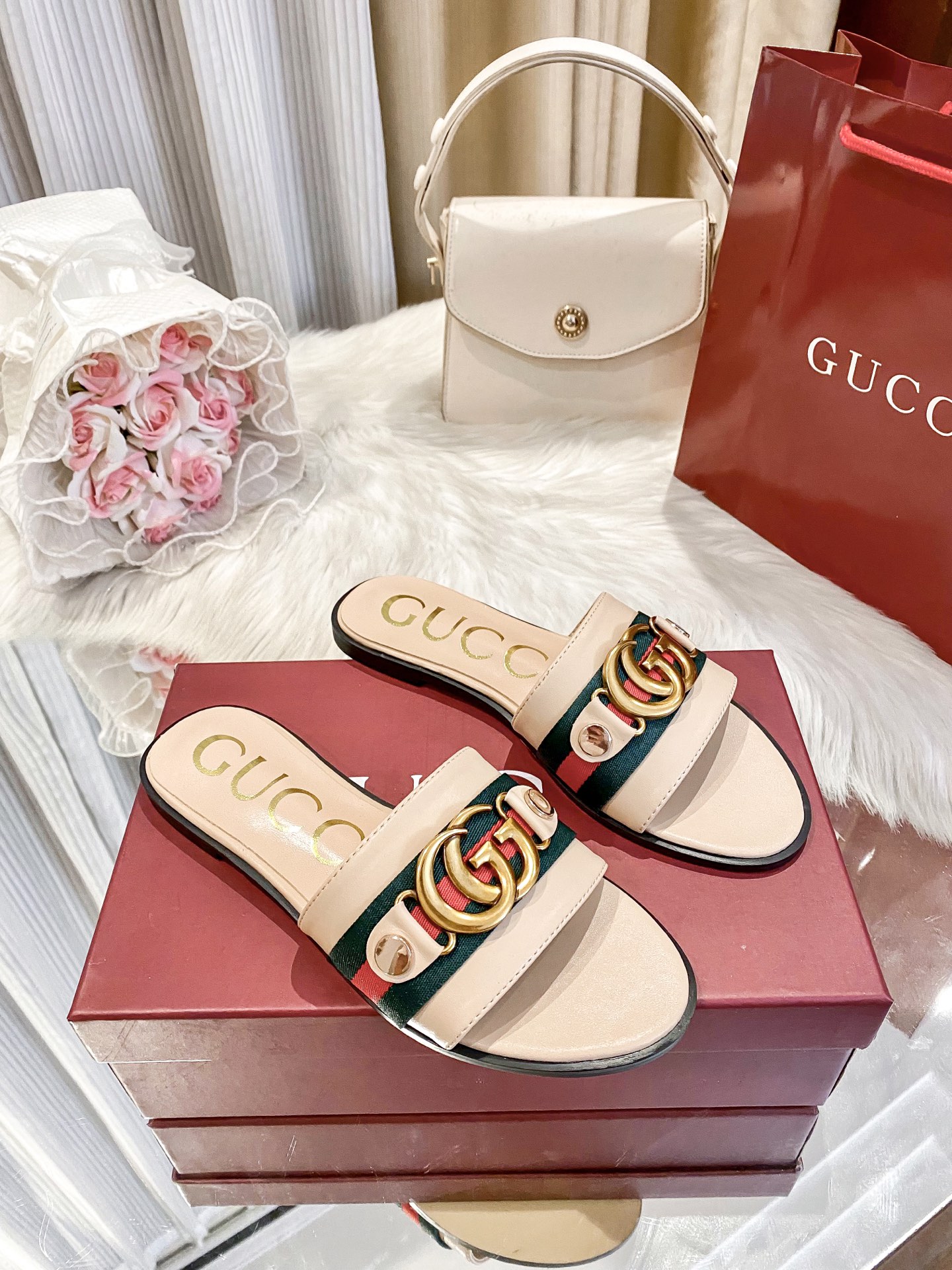 出厂价：💰160
❇️❇️【 古驰 】又来啦😘😘又来啦😘😘上新款咯🤗🤗全新平底拖鞋火热上新、5⃣️个颜色选择多个系列官网同步更新👍👍依旧是双G扣上脚舒服耐穿、搭配了进口超迁皮保证质量杆杆得☺️☺️实拍版本给您带来不一样的成交之旅💃💃

🛒 新品🛒🕳🕳🕳 ʕ&bull;͓͡&bull;ʔ-̫͡-ʕ&bull;̫͡&bull;ʔ

  ♡   show bdetails
&mdash;&mdash;&mdash;&mdash;&mdash;&mdash;&mdash;&mdash;&mdash;&mdash;&mdash;&mdash;
  
标准码数：✅35-41

颜色：白色、红色、黑色、红色、杏色

包装：原标、全套包装