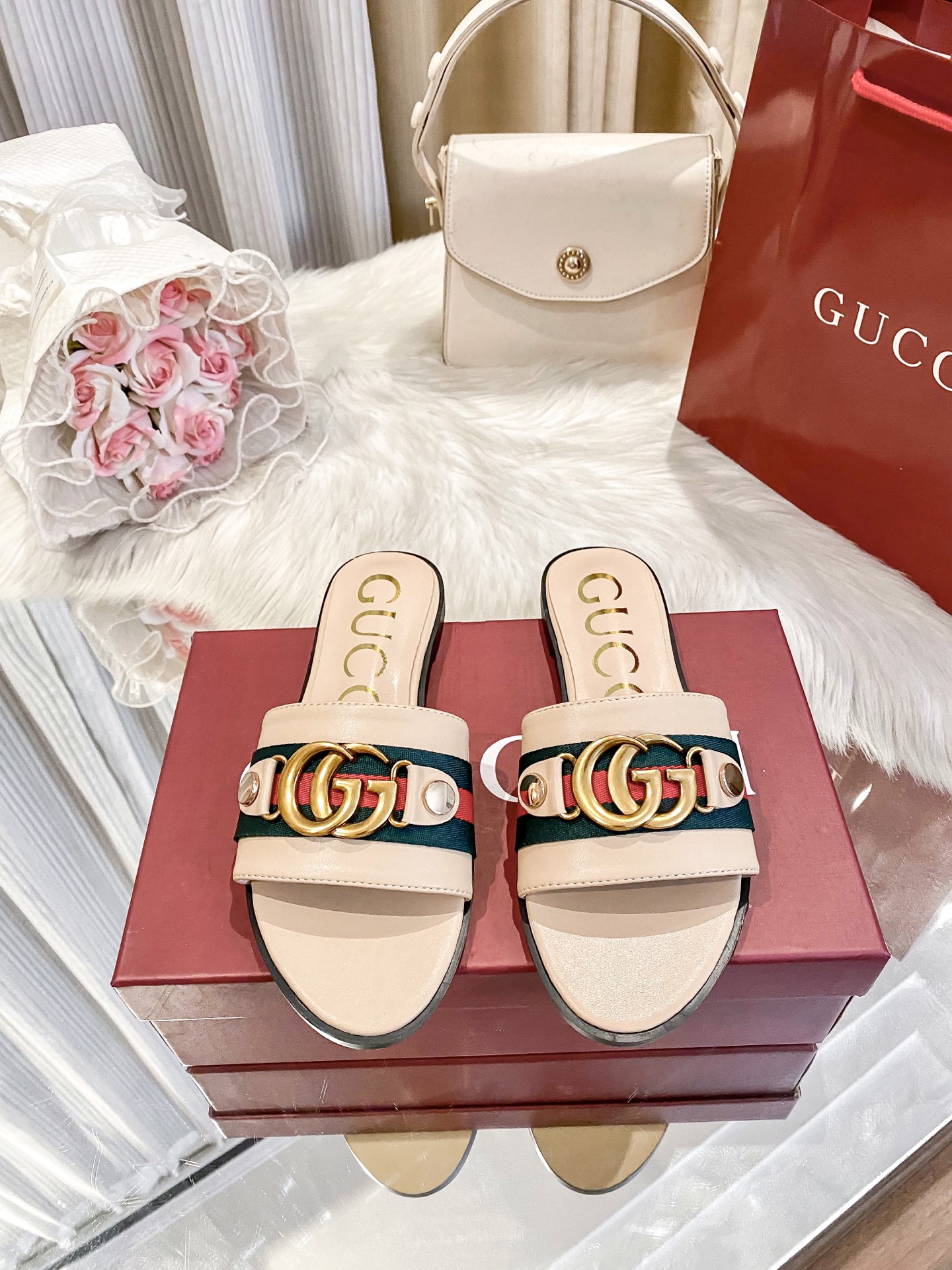 出厂价：💰160
❇️❇️【 古驰 】又来啦😘😘又来啦😘😘上新款咯🤗🤗全新平底拖鞋火热上新、5⃣️个颜色选择多个系列官网同步更新👍👍依旧是双G扣上脚舒服耐穿、搭配了进口超迁皮保证质量杆杆得☺️☺️实拍版本给您带来不一样的成交之旅💃💃

🛒 新品🛒🕳🕳🕳 ʕ&bull;͓͡&bull;ʔ-̫͡-ʕ&bull;̫͡&bull;ʔ

  ♡   show bdetails
&mdash;&mdash;&mdash;&mdash;&mdash;&mdash;&mdash;&mdash;&mdash;&mdash;&mdash;&mdash;
  
标准码数：✅35-41

颜色：白色、红色、黑色、红色、杏色

包装：原标、全套包装