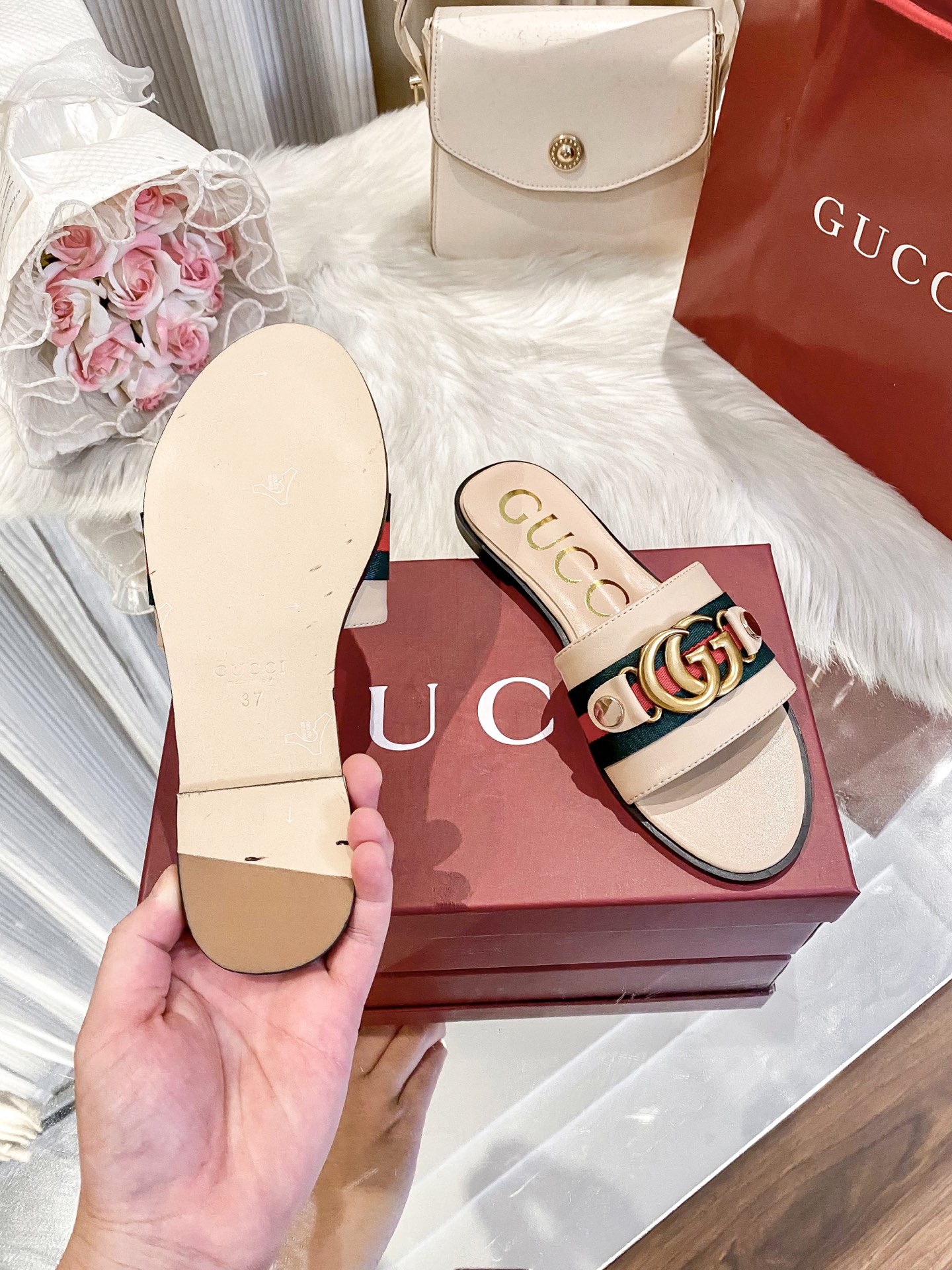 出厂价：💰160
❇️❇️【 古驰 】又来啦😘😘又来啦😘😘上新款咯🤗🤗全新平底拖鞋火热上新、5⃣️个颜色选择多个系列官网同步更新👍👍依旧是双G扣上脚舒服耐穿、搭配了进口超迁皮保证质量杆杆得☺️☺️实拍版本给您带来不一样的成交之旅💃💃

🛒 新品🛒🕳🕳🕳 ʕ&bull;͓͡&bull;ʔ-̫͡-ʕ&bull;̫͡&bull;ʔ

  ♡   show bdetails
&mdash;&mdash;&mdash;&mdash;&mdash;&mdash;&mdash;&mdash;&mdash;&mdash;&mdash;&mdash;
  
标准码数：✅35-41

颜色：白色、红色、黑色、红色、杏色

包装：原标、全套包装