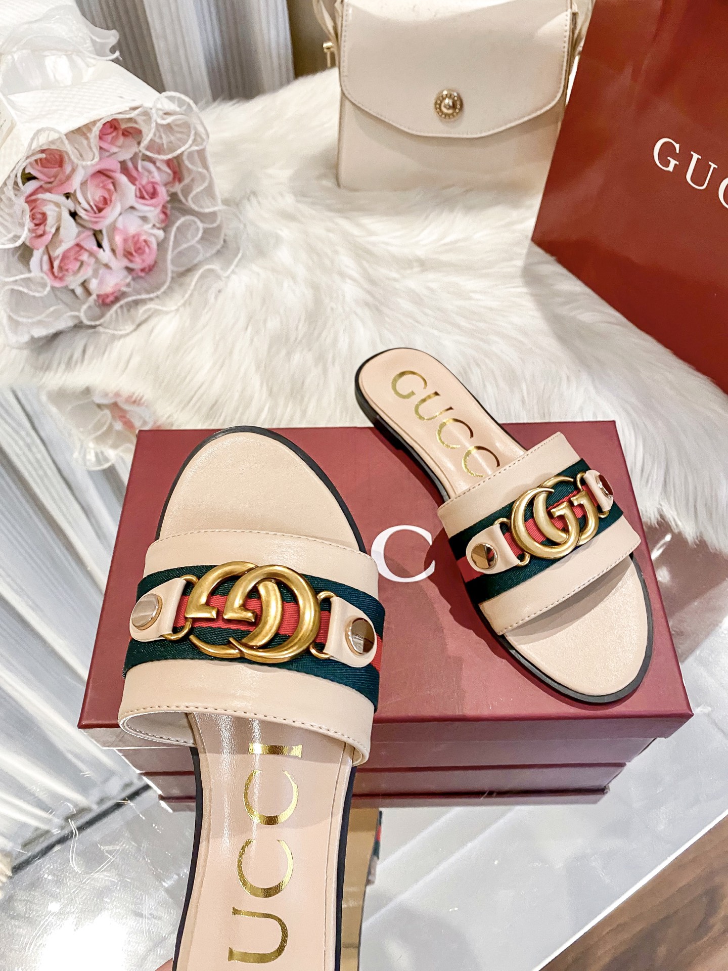 出厂价：💰160
❇️❇️【 古驰 】又来啦😘😘又来啦😘😘上新款咯🤗🤗全新平底拖鞋火热上新、5⃣️个颜色选择多个系列官网同步更新👍👍依旧是双G扣上脚舒服耐穿、搭配了进口超迁皮保证质量杆杆得☺️☺️实拍版本给您带来不一样的成交之旅💃💃

🛒 新品🛒🕳🕳🕳 ʕ&bull;͓͡&bull;ʔ-̫͡-ʕ&bull;̫͡&bull;ʔ

  ♡   show bdetails
&mdash;&mdash;&mdash;&mdash;&mdash;&mdash;&mdash;&mdash;&mdash;&mdash;&mdash;&mdash;
  
标准码数：✅35-41

颜色：白色、红色、黑色、红色、杏色

包装：原标、全套包装