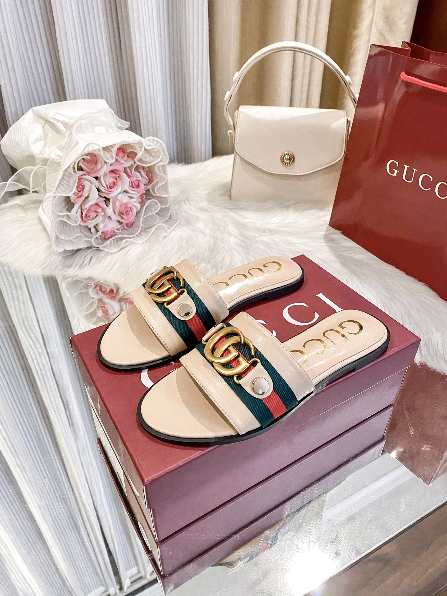 出厂价：💰160
❇️❇️【 古驰 】又来啦😘😘又来啦😘😘上新款咯🤗🤗全新平底拖鞋火热上新、5⃣️个颜色选择多个系列官网同步更新👍👍依旧是双G扣上脚舒服耐穿、搭配了进口超迁皮保证质量杆杆得☺️☺️实拍版本给您带来不一样的成交之旅💃💃

🛒 新品🛒🕳🕳🕳 ʕ&bull;͓͡&bull;ʔ-̫͡-ʕ&bull;̫͡&bull;ʔ

  ♡   show bdetails
&mdash;&mdash;&mdash;&mdash;&mdash;&mdash;&mdash;&mdash;&mdash;&mdash;&mdash;&mdash;
  
标准码数：✅35-41

颜色：白色、红色、黑色、红色、杏色

包装：原标、全套包装