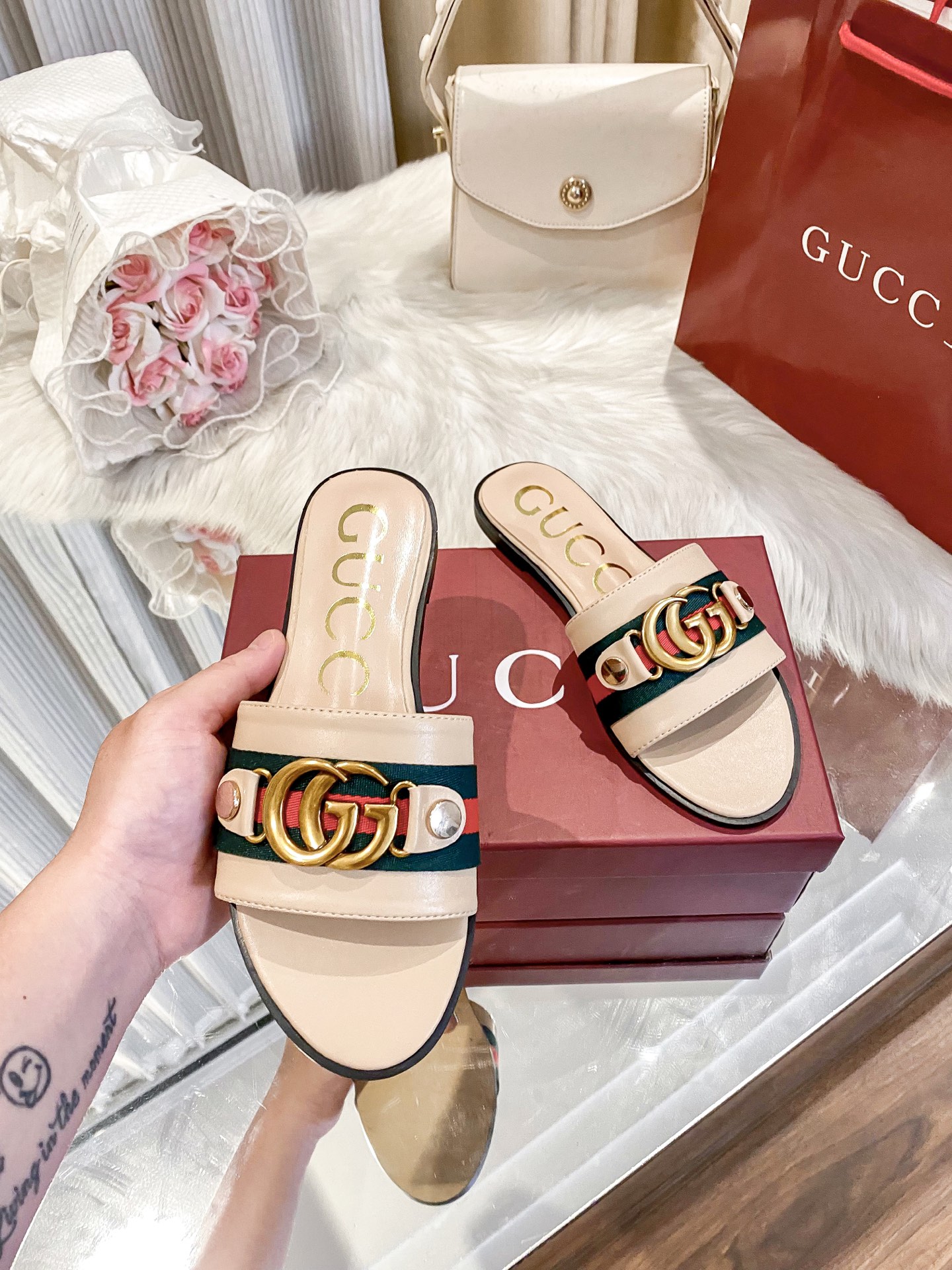 出厂价：💰160
❇️❇️【 古驰 】又来啦😘😘又来啦😘😘上新款咯🤗🤗全新平底拖鞋火热上新、5⃣️个颜色选择多个系列官网同步更新👍👍依旧是双G扣上脚舒服耐穿、搭配了进口超迁皮保证质量杆杆得☺️☺️实拍版本给您带来不一样的成交之旅💃💃

🛒 新品🛒🕳🕳🕳 ʕ&bull;͓͡&bull;ʔ-̫͡-ʕ&bull;̫͡&bull;ʔ

  ♡   show bdetails
&mdash;&mdash;&mdash;&mdash;&mdash;&mdash;&mdash;&mdash;&mdash;&mdash;&mdash;&mdash;
  
标准码数：✅35-41

颜色：白色、红色、黑色、红色、杏色

包装：原标、全套包装