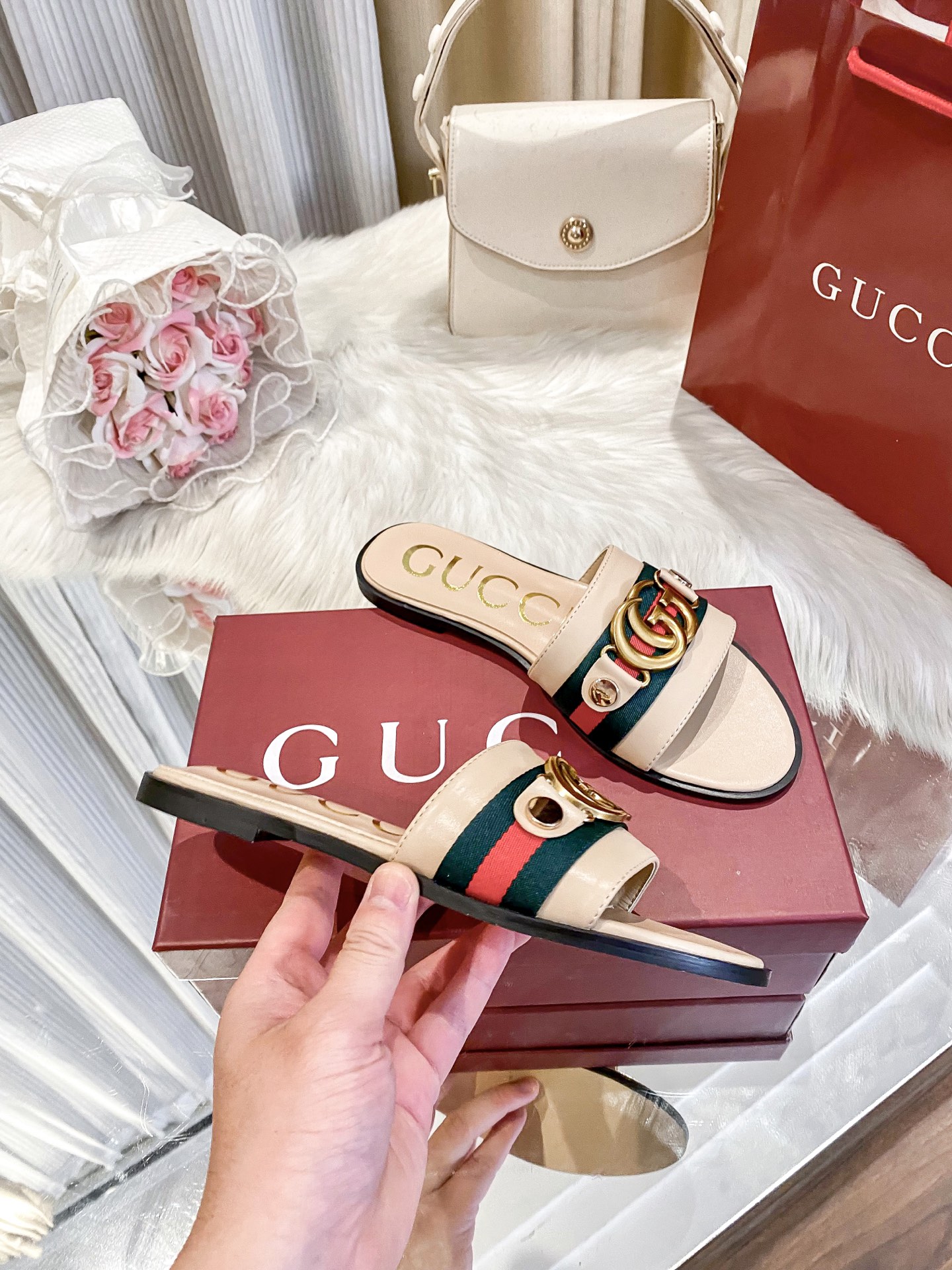 出厂价：💰160
❇️❇️【 古驰 】又来啦😘😘又来啦😘😘上新款咯🤗🤗全新平底拖鞋火热上新、5⃣️个颜色选择多个系列官网同步更新👍👍依旧是双G扣上脚舒服耐穿、搭配了进口超迁皮保证质量杆杆得☺️☺️实拍版本给您带来不一样的成交之旅💃💃

🛒 新品🛒🕳🕳🕳 ʕ&bull;͓͡&bull;ʔ-̫͡-ʕ&bull;̫͡&bull;ʔ

  ♡   show bdetails
&mdash;&mdash;&mdash;&mdash;&mdash;&mdash;&mdash;&mdash;&mdash;&mdash;&mdash;&mdash;
  
标准码数：✅35-41

颜色：白色、红色、黑色、红色、杏色

包装：原标、全套包装