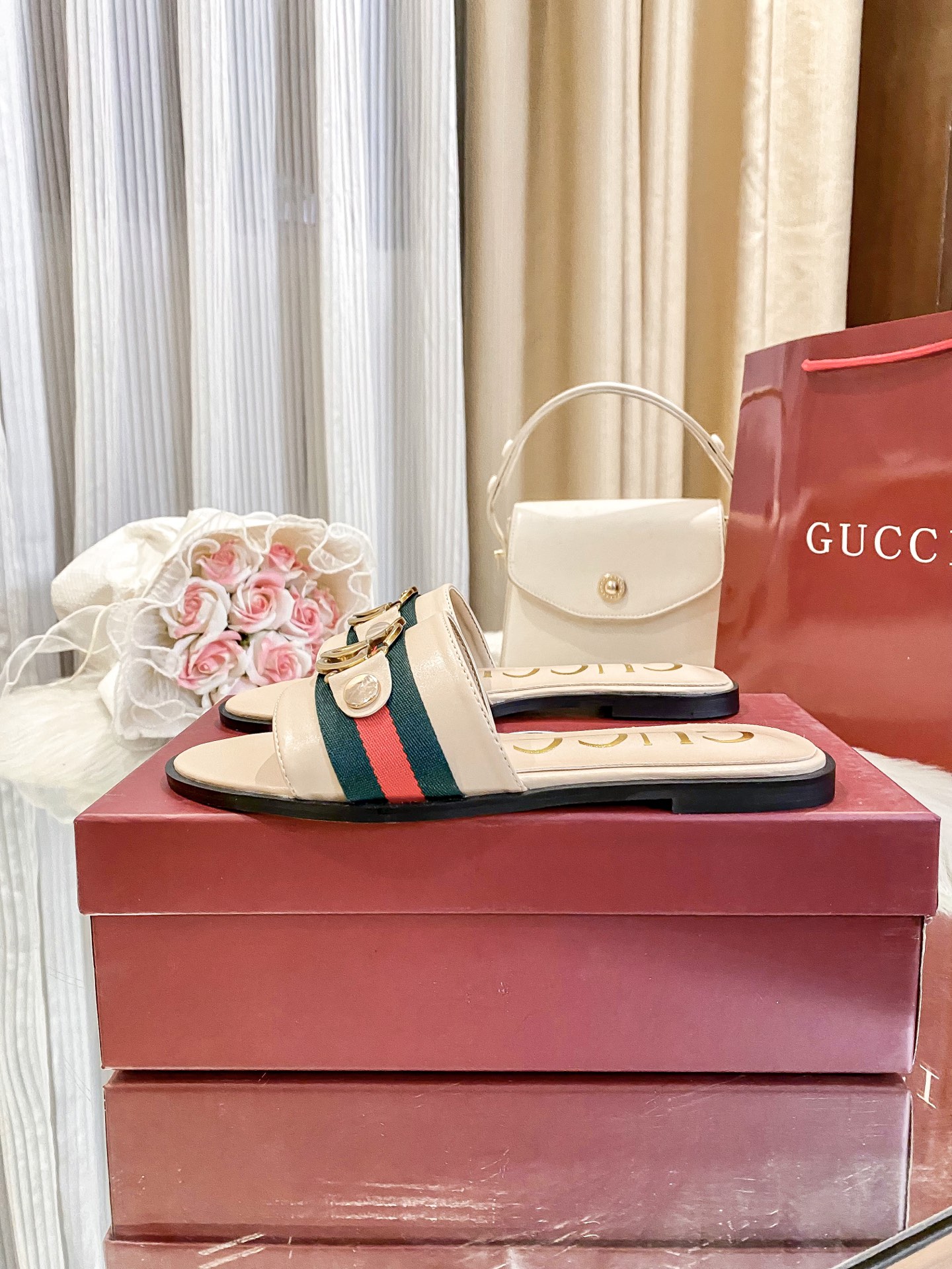 出厂价：💰160
❇️❇️【 古驰 】又来啦😘😘又来啦😘😘上新款咯🤗🤗全新平底拖鞋火热上新、5⃣️个颜色选择多个系列官网同步更新👍👍依旧是双G扣上脚舒服耐穿、搭配了进口超迁皮保证质量杆杆得☺️☺️实拍版本给您带来不一样的成交之旅💃💃

🛒 新品🛒🕳🕳🕳 ʕ&bull;͓͡&bull;ʔ-̫͡-ʕ&bull;̫͡&bull;ʔ

  ♡   show bdetails
&mdash;&mdash;&mdash;&mdash;&mdash;&mdash;&mdash;&mdash;&mdash;&mdash;&mdash;&mdash;
  
标准码数：✅35-41

颜色：白色、红色、黑色、红色、杏色

包装：原标、全套包装