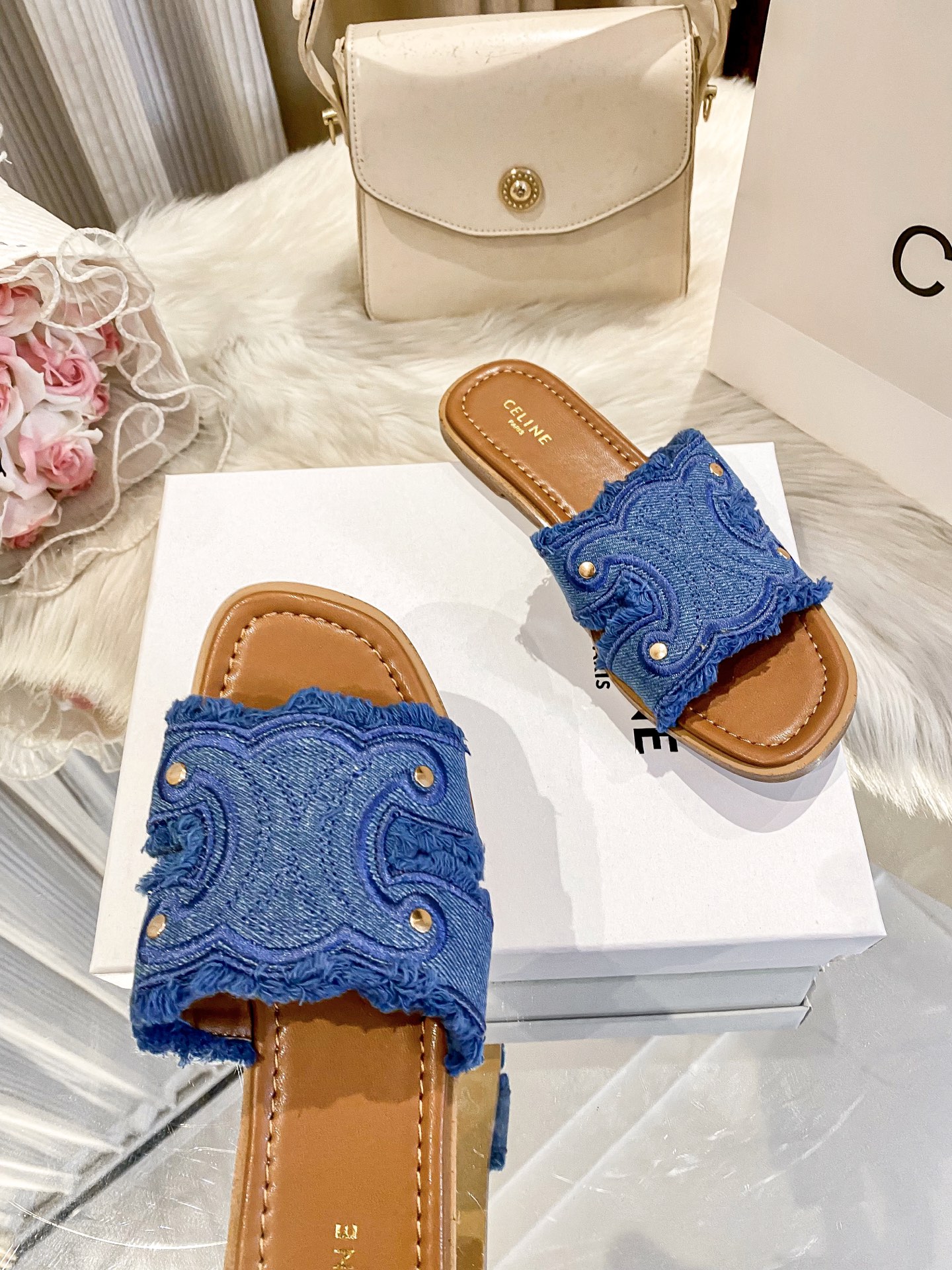 出厂价：💰p155
❇️❇️【 赛琳 】上新啦🎀🎀新款平底拖鞋系列产品火热上新👍👍 全网独家款 💗💗想与众不同吗？那这款平底拖是必备的懒人拖鞋哦 ！都是精挑细选出来的配色。非常洋气好搭配衣服！看似简单的款式确往往最考验工人的手艺！关注➕缤纷家实拍版本给您带来不一样的成交之旅💃💃

🛒 新品🛒🕳🕳🕳 ʕ&bull;͓͡&bull;ʔ-̫͡-ʕ&bull;̫͡&bull;ʔ

  ♡   show bdetails
&mdash;&mdash;&mdash;&mdash;&mdash;&mdash;&mdash;&mdash;&mdash;&mdash;&mdash;&mdash;
  
标准码数：✅35-42

款式：平底🥿

款式：原标、全套包装