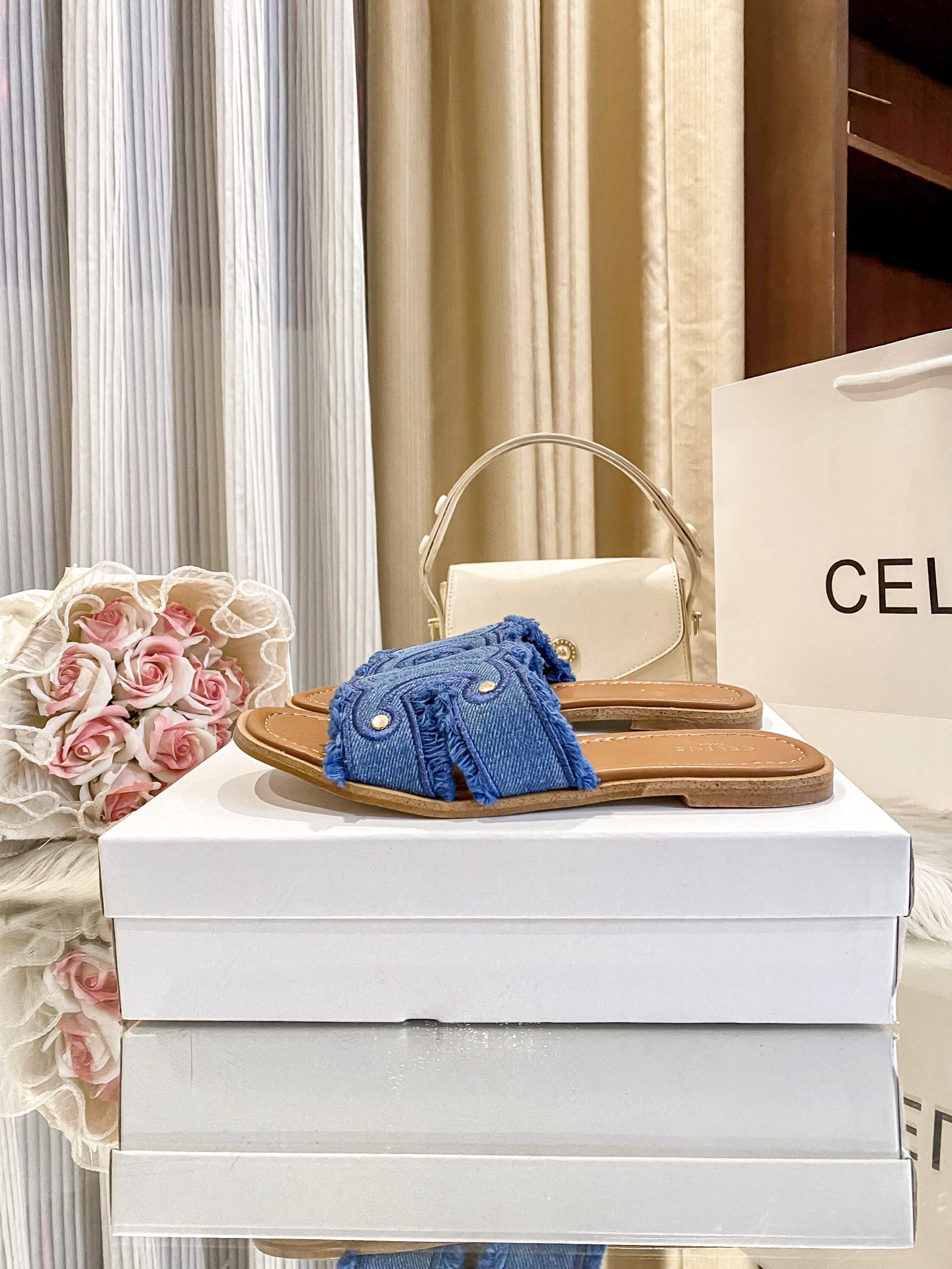 出厂价：💰p155
❇️❇️【 赛琳 】上新啦🎀🎀新款平底拖鞋系列产品火热上新👍👍 全网独家款 💗💗想与众不同吗？那这款平底拖是必备的懒人拖鞋哦 ！都是精挑细选出来的配色。非常洋气好搭配衣服！看似简单的款式确往往最考验工人的手艺！关注➕缤纷家实拍版本给您带来不一样的成交之旅💃💃

🛒 新品🛒🕳🕳🕳 ʕ&bull;͓͡&bull;ʔ-̫͡-ʕ&bull;̫͡&bull;ʔ

  ♡   show bdetails
&mdash;&mdash;&mdash;&mdash;&mdash;&mdash;&mdash;&mdash;&mdash;&mdash;&mdash;&mdash;
  
标准码数：✅35-42

款式：平底🥿

款式：原标、全套包装