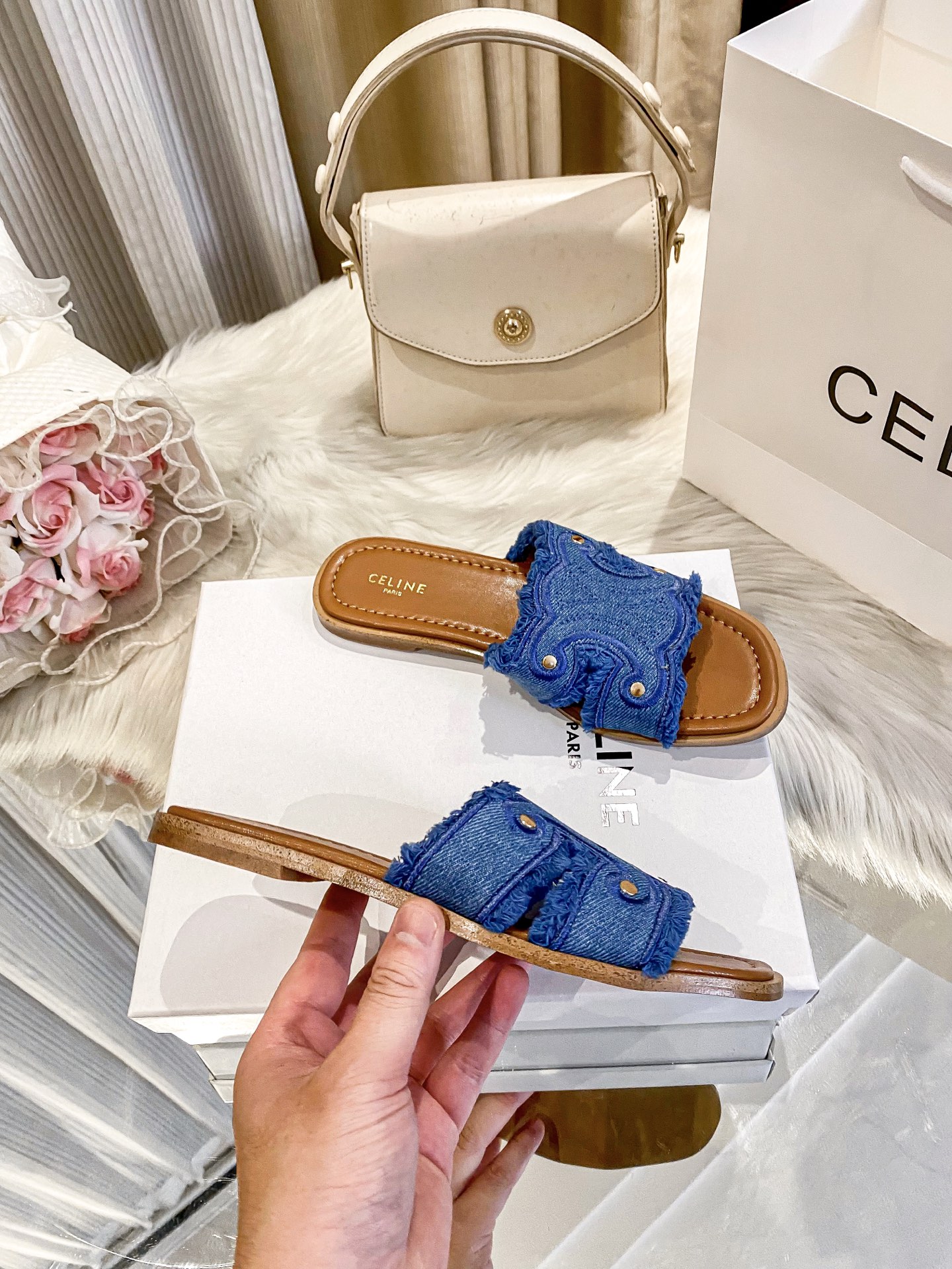 出厂价：💰p155
❇️❇️【 赛琳 】上新啦🎀🎀新款平底拖鞋系列产品火热上新👍👍 全网独家款 💗💗想与众不同吗？那这款平底拖是必备的懒人拖鞋哦 ！都是精挑细选出来的配色。非常洋气好搭配衣服！看似简单的款式确往往最考验工人的手艺！关注➕缤纷家实拍版本给您带来不一样的成交之旅💃💃

🛒 新品🛒🕳🕳🕳 ʕ&bull;͓͡&bull;ʔ-̫͡-ʕ&bull;̫͡&bull;ʔ

  ♡   show bdetails
&mdash;&mdash;&mdash;&mdash;&mdash;&mdash;&mdash;&mdash;&mdash;&mdash;&mdash;&mdash;
  
标准码数：✅35-42

款式：平底🥿

款式：原标、全套包装