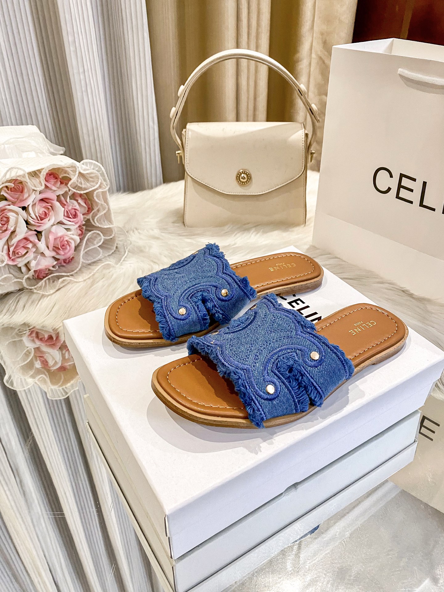 出厂价：💰p155
❇️❇️【 赛琳 】上新啦🎀🎀新款平底拖鞋系列产品火热上新👍👍 全网独家款 💗💗想与众不同吗？那这款平底拖是必备的懒人拖鞋哦 ！都是精挑细选出来的配色。非常洋气好搭配衣服！看似简单的款式确往往最考验工人的手艺！关注➕缤纷家实拍版本给您带来不一样的成交之旅💃💃

🛒 新品🛒🕳🕳🕳 ʕ&bull;͓͡&bull;ʔ-̫͡-ʕ&bull;̫͡&bull;ʔ

  ♡   show bdetails
&mdash;&mdash;&mdash;&mdash;&mdash;&mdash;&mdash;&mdash;&mdash;&mdash;&mdash;&mdash;
  
标准码数：✅35-42

款式：平底🥿

款式：原标、全套包装