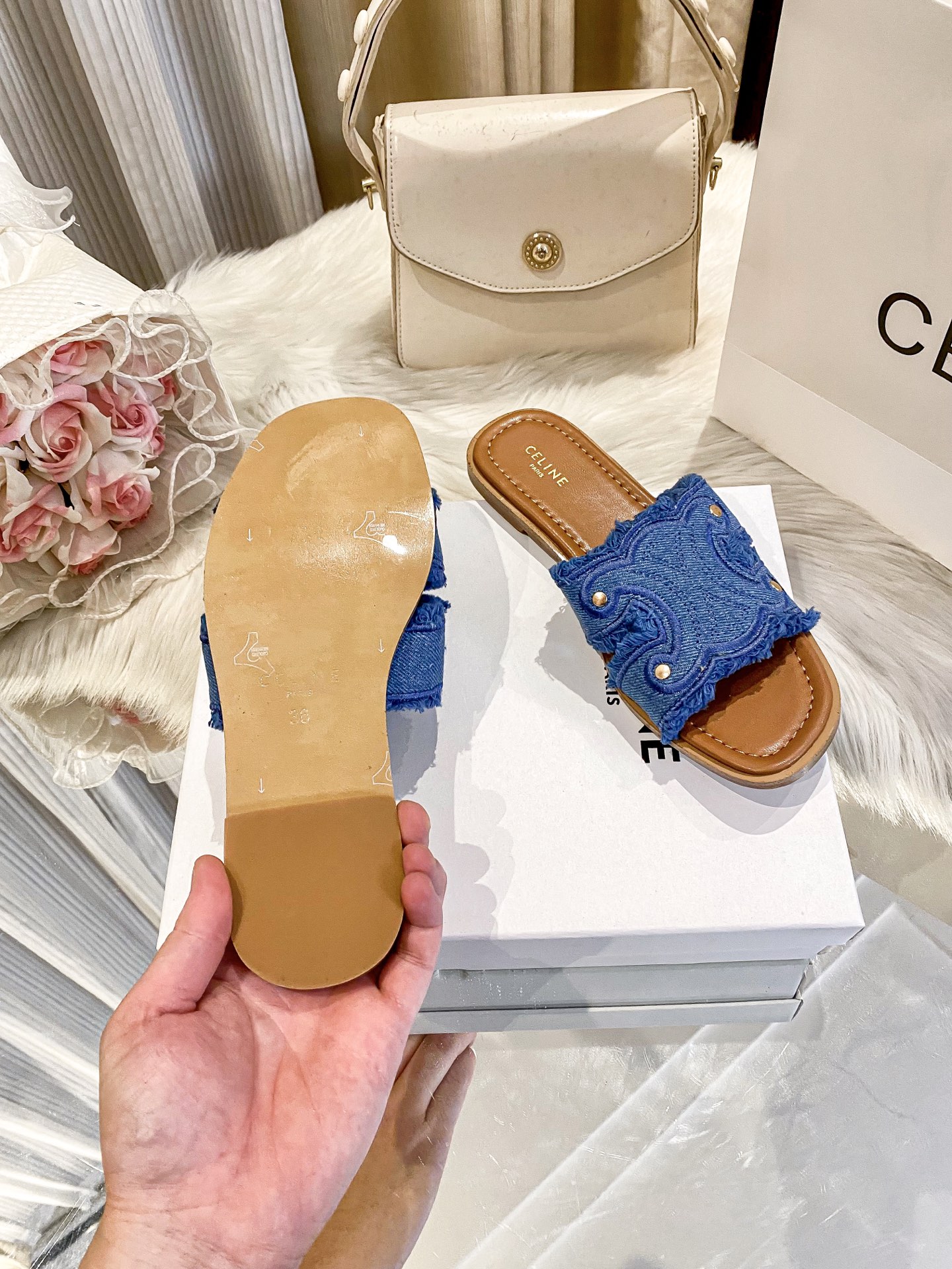 出厂价：💰p155
❇️❇️【 赛琳 】上新啦🎀🎀新款平底拖鞋系列产品火热上新👍👍 全网独家款 💗💗想与众不同吗？那这款平底拖是必备的懒人拖鞋哦 ！都是精挑细选出来的配色。非常洋气好搭配衣服！看似简单的款式确往往最考验工人的手艺！关注➕缤纷家实拍版本给您带来不一样的成交之旅💃💃

🛒 新品🛒🕳🕳🕳 ʕ&bull;͓͡&bull;ʔ-̫͡-ʕ&bull;̫͡&bull;ʔ

  ♡   show bdetails
&mdash;&mdash;&mdash;&mdash;&mdash;&mdash;&mdash;&mdash;&mdash;&mdash;&mdash;&mdash;
  
标准码数：✅35-42

款式：平底🥿

款式：原标、全套包装