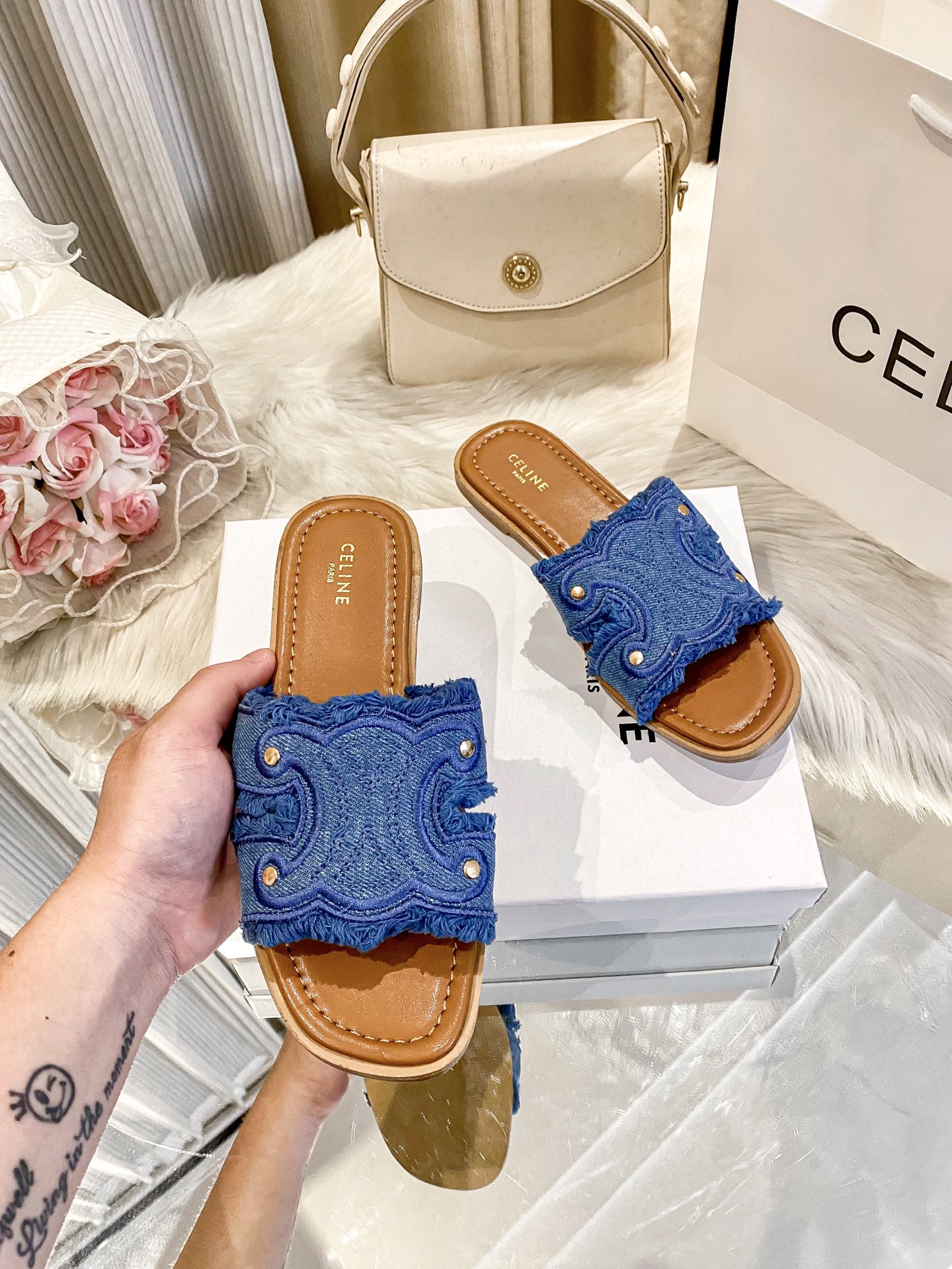 出厂价：💰p155
❇️❇️【 赛琳 】上新啦🎀🎀新款平底拖鞋系列产品火热上新👍👍 全网独家款 💗💗想与众不同吗？那这款平底拖是必备的懒人拖鞋哦 ！都是精挑细选出来的配色。非常洋气好搭配衣服！看似简单的款式确往往最考验工人的手艺！关注➕缤纷家实拍版本给您带来不一样的成交之旅💃💃

🛒 新品🛒🕳🕳🕳 ʕ&bull;͓͡&bull;ʔ-̫͡-ʕ&bull;̫͡&bull;ʔ

  ♡   show bdetails
&mdash;&mdash;&mdash;&mdash;&mdash;&mdash;&mdash;&mdash;&mdash;&mdash;&mdash;&mdash;
  
标准码数：✅35-42

款式：平底🥿

款式：原标、全套包装