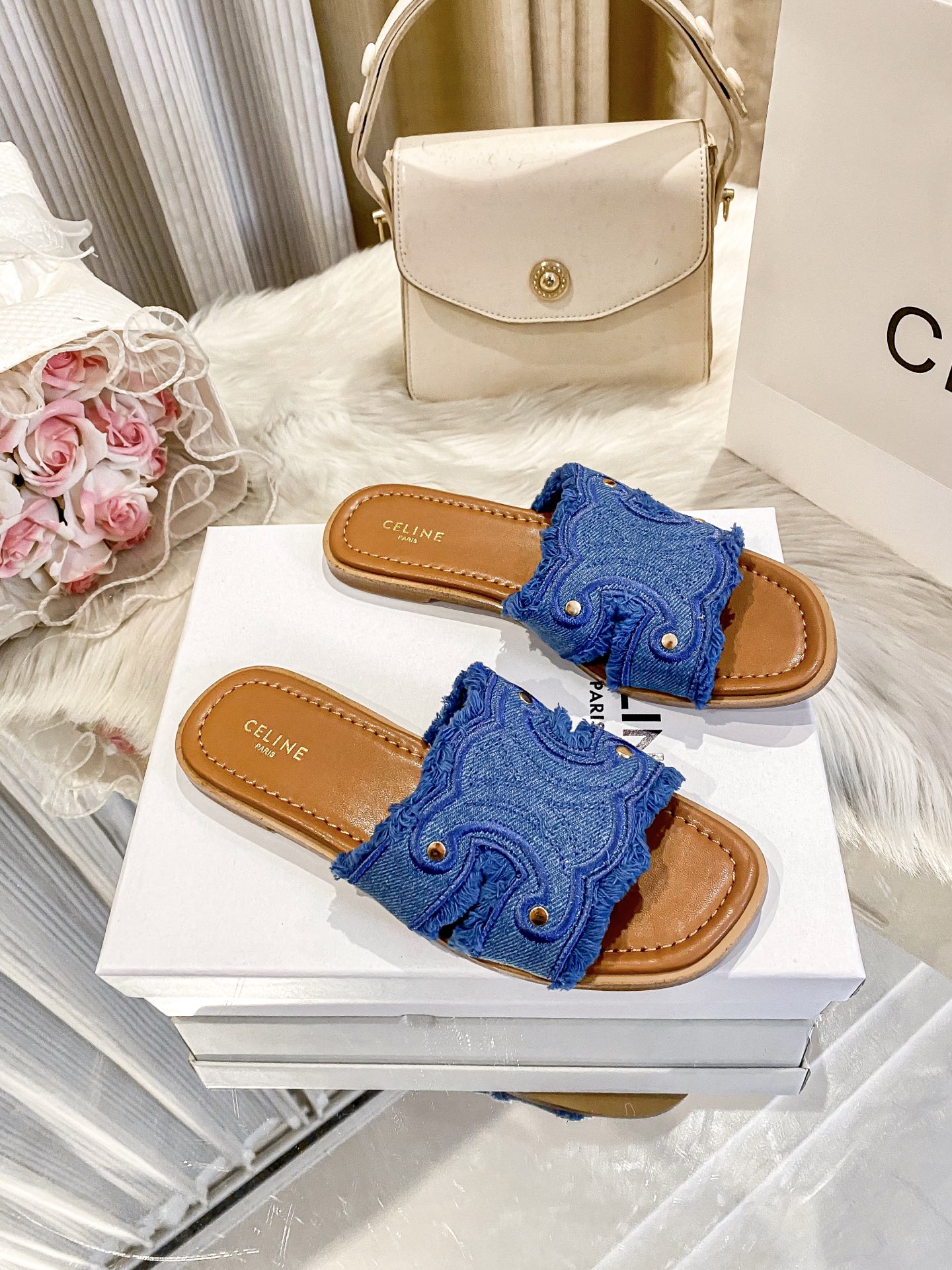 出厂价：💰p155
❇️❇️【 赛琳 】上新啦🎀🎀新款平底拖鞋系列产品火热上新👍👍 全网独家款 💗💗想与众不同吗？那这款平底拖是必备的懒人拖鞋哦 ！都是精挑细选出来的配色。非常洋气好搭配衣服！看似简单的款式确往往最考验工人的手艺！关注➕缤纷家实拍版本给您带来不一样的成交之旅💃💃

🛒 新品🛒🕳🕳🕳 ʕ&bull;͓͡&bull;ʔ-̫͡-ʕ&bull;̫͡&bull;ʔ

  ♡   show bdetails
&mdash;&mdash;&mdash;&mdash;&mdash;&mdash;&mdash;&mdash;&mdash;&mdash;&mdash;&mdash;
  
标准码数：✅35-42

款式：平底🥿

款式：原标、全套包装