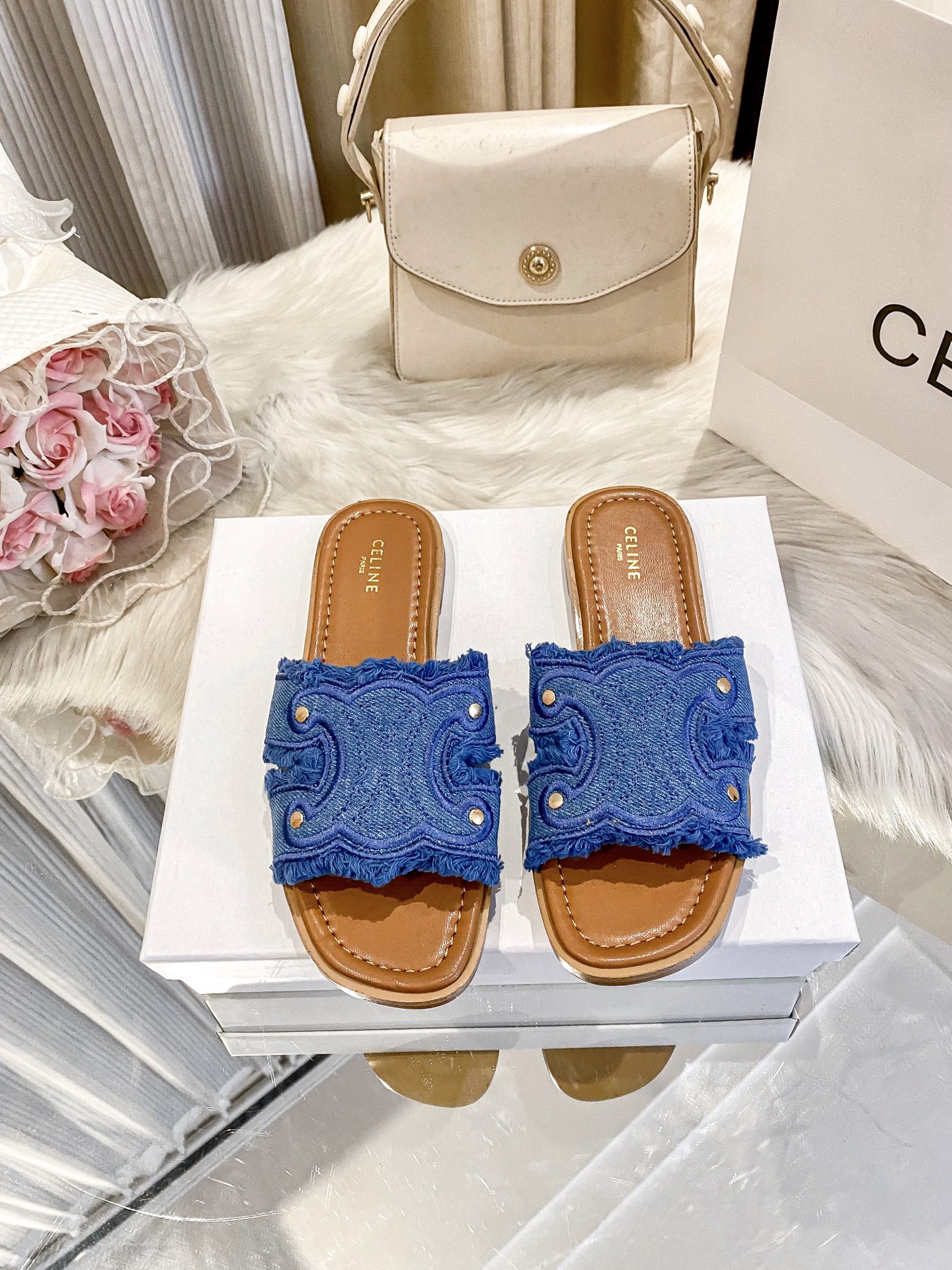 出厂价：💰p155
❇️❇️【 赛琳 】上新啦🎀🎀新款平底拖鞋系列产品火热上新👍👍 全网独家款 💗💗想与众不同吗？那这款平底拖是必备的懒人拖鞋哦 ！都是精挑细选出来的配色。非常洋气好搭配衣服！看似简单的款式确往往最考验工人的手艺！关注➕缤纷家实拍版本给您带来不一样的成交之旅💃💃

🛒 新品🛒🕳🕳🕳 ʕ&bull;͓͡&bull;ʔ-̫͡-ʕ&bull;̫͡&bull;ʔ

  ♡   show bdetails
&mdash;&mdash;&mdash;&mdash;&mdash;&mdash;&mdash;&mdash;&mdash;&mdash;&mdash;&mdash;
  
标准码数：✅35-42

款式：平底🥿

款式：原标、全套包装