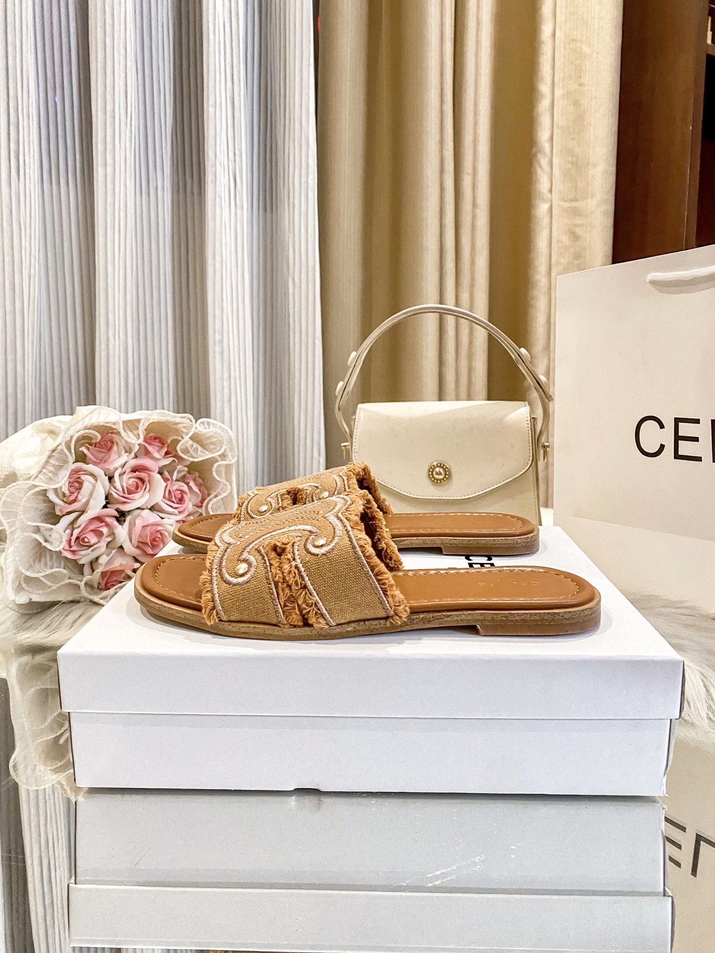 出厂价：💰p155
❇️❇️【 赛琳 】上新啦🎀🎀新款平底拖鞋系列产品火热上新👍👍 全网独家款 💗💗想与众不同吗？那这款平底拖是必备的懒人拖鞋哦 ！都是精挑细选出来的配色。非常洋气好搭配衣服！看似简单的款式确往往最考验工人的手艺！关注➕缤纷家实拍版本给您带来不一样的成交之旅💃💃

🛒 新品🛒🕳🕳🕳 ʕ&bull;͓͡&bull;ʔ-̫͡-ʕ&bull;̫͡&bull;ʔ

  ♡   show bdetails
&mdash;&mdash;&mdash;&mdash;&mdash;&mdash;&mdash;&mdash;&mdash;&mdash;&mdash;&mdash;
  
标准码数：✅35-42

款式：平底🥿

款式：原标、全套包装