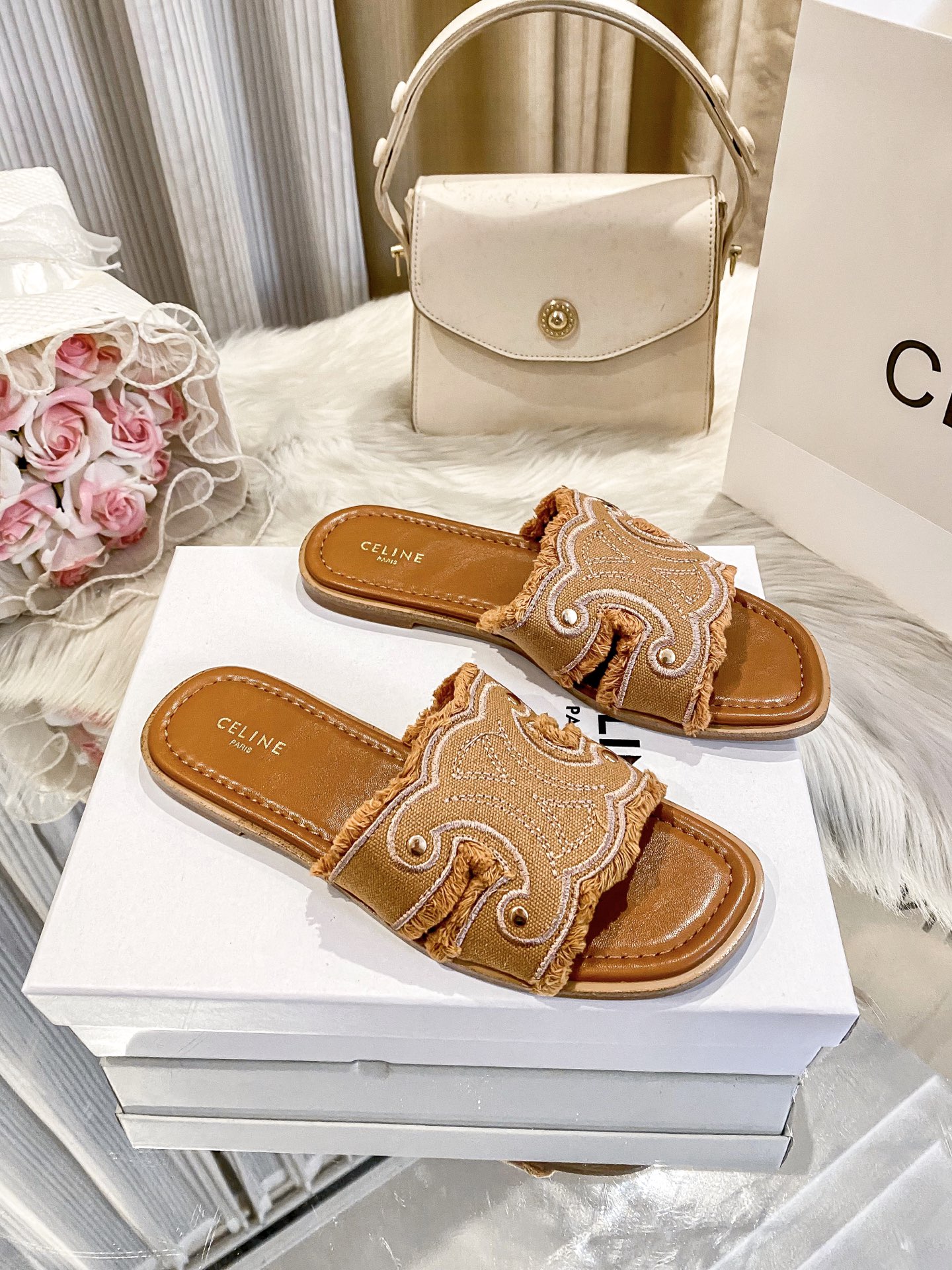 出厂价：💰p155
❇️❇️【 赛琳 】上新啦🎀🎀新款平底拖鞋系列产品火热上新👍👍 全网独家款 💗💗想与众不同吗？那这款平底拖是必备的懒人拖鞋哦 ！都是精挑细选出来的配色。非常洋气好搭配衣服！看似简单的款式确往往最考验工人的手艺！关注➕缤纷家实拍版本给您带来不一样的成交之旅💃💃

🛒 新品🛒🕳🕳🕳 ʕ&bull;͓͡&bull;ʔ-̫͡-ʕ&bull;̫͡&bull;ʔ

  ♡   show bdetails
&mdash;&mdash;&mdash;&mdash;&mdash;&mdash;&mdash;&mdash;&mdash;&mdash;&mdash;&mdash;
  
标准码数：✅35-42

款式：平底🥿

款式：原标、全套包装