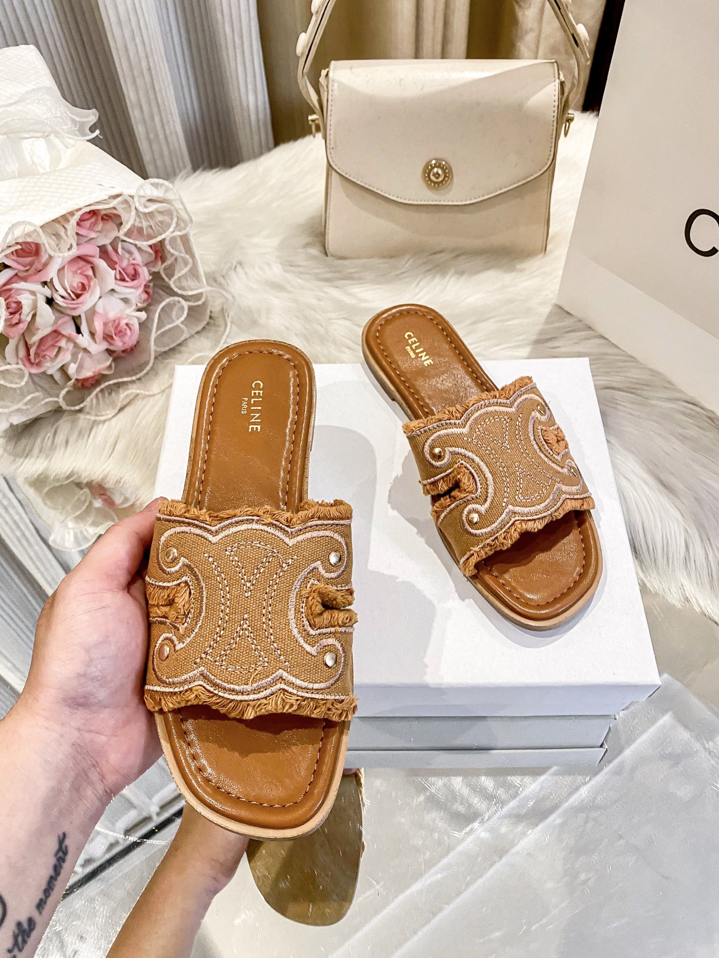 出厂价：💰p155
❇️❇️【 赛琳 】上新啦🎀🎀新款平底拖鞋系列产品火热上新👍👍 全网独家款 💗💗想与众不同吗？那这款平底拖是必备的懒人拖鞋哦 ！都是精挑细选出来的配色。非常洋气好搭配衣服！看似简单的款式确往往最考验工人的手艺！关注➕缤纷家实拍版本给您带来不一样的成交之旅💃💃

🛒 新品🛒🕳🕳🕳 ʕ&bull;͓͡&bull;ʔ-̫͡-ʕ&bull;̫͡&bull;ʔ

  ♡   show bdetails
&mdash;&mdash;&mdash;&mdash;&mdash;&mdash;&mdash;&mdash;&mdash;&mdash;&mdash;&mdash;
  
标准码数：✅35-42

款式：平底🥿

款式：原标、全套包装