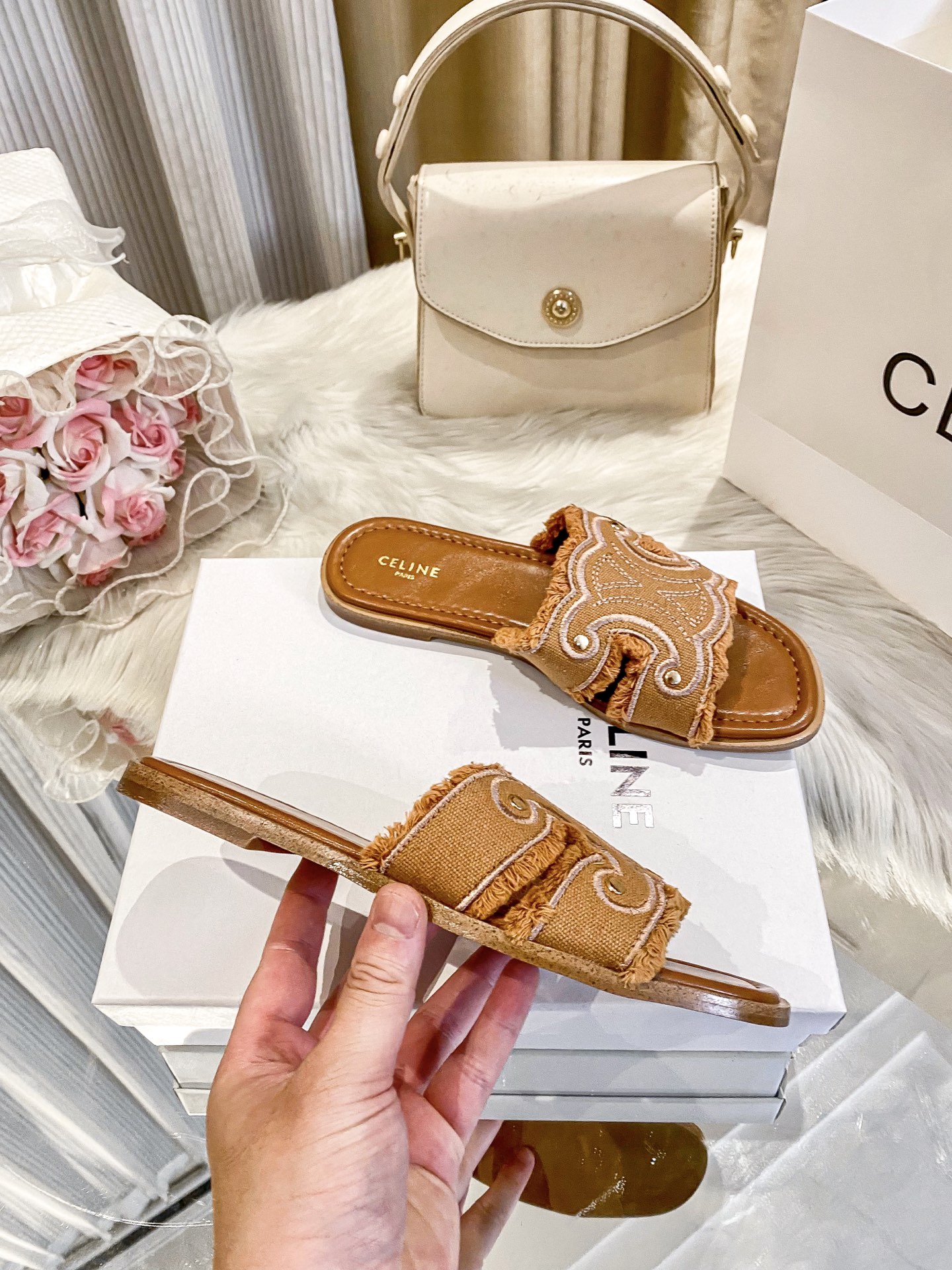 出厂价：💰p155
❇️❇️【 赛琳 】上新啦🎀🎀新款平底拖鞋系列产品火热上新👍👍 全网独家款 💗💗想与众不同吗？那这款平底拖是必备的懒人拖鞋哦 ！都是精挑细选出来的配色。非常洋气好搭配衣服！看似简单的款式确往往最考验工人的手艺！关注➕缤纷家实拍版本给您带来不一样的成交之旅💃💃

🛒 新品🛒🕳🕳🕳 ʕ&bull;͓͡&bull;ʔ-̫͡-ʕ&bull;̫͡&bull;ʔ

  ♡   show bdetails
&mdash;&mdash;&mdash;&mdash;&mdash;&mdash;&mdash;&mdash;&mdash;&mdash;&mdash;&mdash;
  
标准码数：✅35-42

款式：平底🥿

款式：原标、全套包装