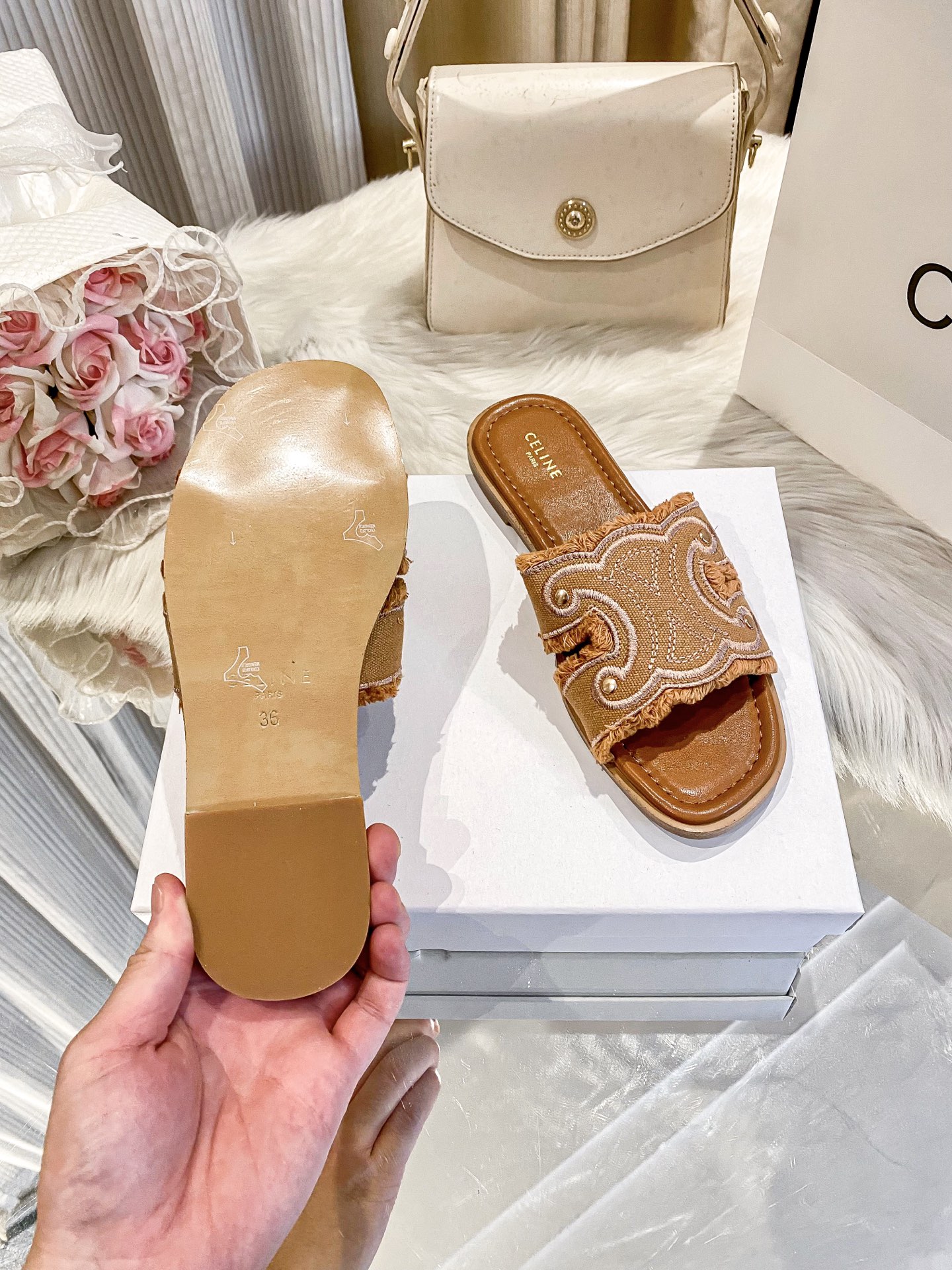 出厂价：💰p155
❇️❇️【 赛琳 】上新啦🎀🎀新款平底拖鞋系列产品火热上新👍👍 全网独家款 💗💗想与众不同吗？那这款平底拖是必备的懒人拖鞋哦 ！都是精挑细选出来的配色。非常洋气好搭配衣服！看似简单的款式确往往最考验工人的手艺！关注➕缤纷家实拍版本给您带来不一样的成交之旅💃💃

🛒 新品🛒🕳🕳🕳 ʕ&bull;͓͡&bull;ʔ-̫͡-ʕ&bull;̫͡&bull;ʔ

  ♡   show bdetails
&mdash;&mdash;&mdash;&mdash;&mdash;&mdash;&mdash;&mdash;&mdash;&mdash;&mdash;&mdash;
  
标准码数：✅35-42

款式：平底🥿

款式：原标、全套包装