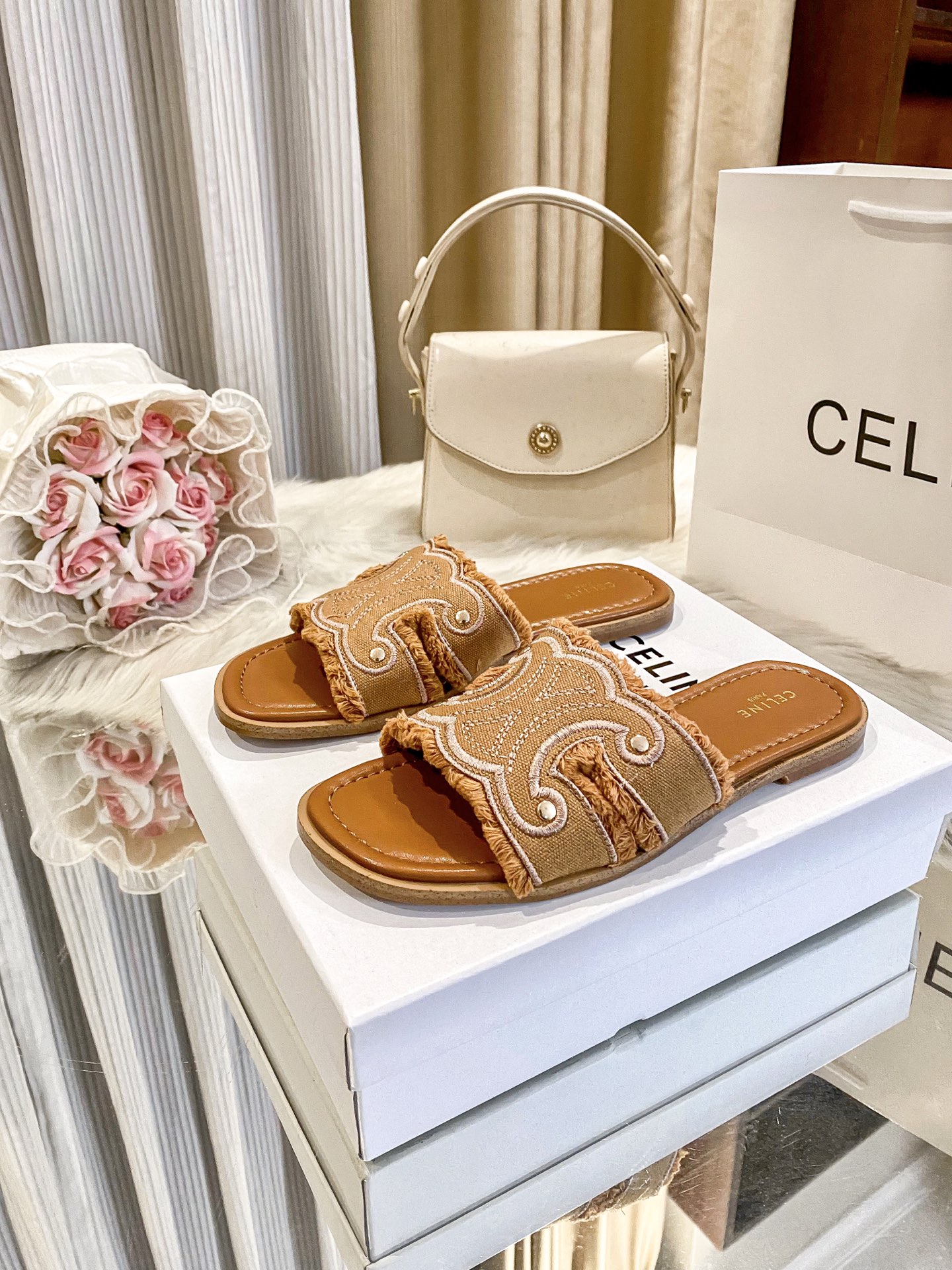 出厂价：💰p155
❇️❇️【 赛琳 】上新啦🎀🎀新款平底拖鞋系列产品火热上新👍👍 全网独家款 💗💗想与众不同吗？那这款平底拖是必备的懒人拖鞋哦 ！都是精挑细选出来的配色。非常洋气好搭配衣服！看似简单的款式确往往最考验工人的手艺！关注➕缤纷家实拍版本给您带来不一样的成交之旅💃💃

🛒 新品🛒🕳🕳🕳 ʕ&bull;͓͡&bull;ʔ-̫͡-ʕ&bull;̫͡&bull;ʔ

  ♡   show bdetails
&mdash;&mdash;&mdash;&mdash;&mdash;&mdash;&mdash;&mdash;&mdash;&mdash;&mdash;&mdash;
  
标准码数：✅35-42

款式：平底🥿

款式：原标、全套包装