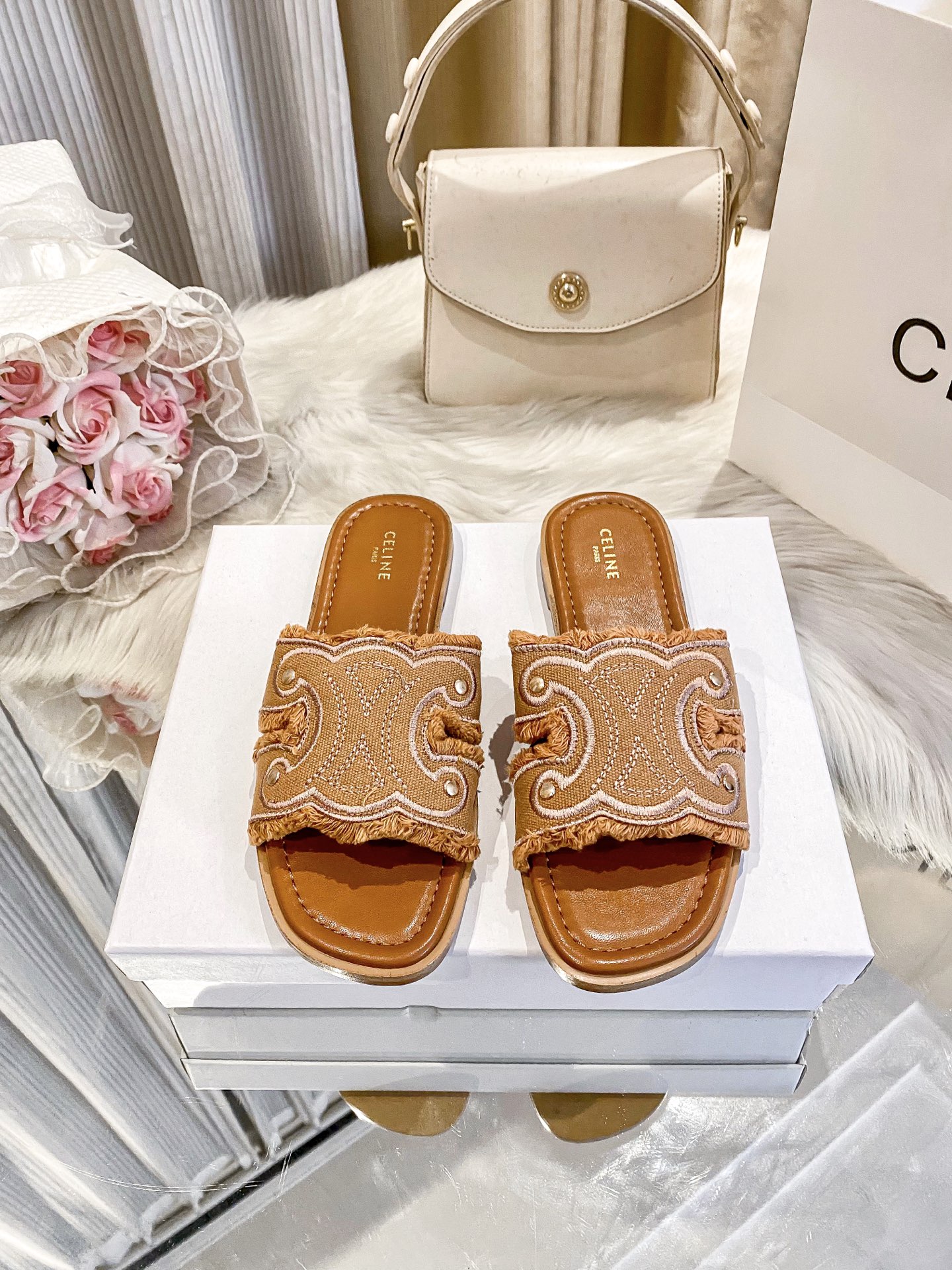 出厂价：💰p155
❇️❇️【 赛琳 】上新啦🎀🎀新款平底拖鞋系列产品火热上新👍👍 全网独家款 💗💗想与众不同吗？那这款平底拖是必备的懒人拖鞋哦 ！都是精挑细选出来的配色。非常洋气好搭配衣服！看似简单的款式确往往最考验工人的手艺！关注➕缤纷家实拍版本给您带来不一样的成交之旅💃💃

🛒 新品🛒🕳🕳🕳 ʕ&bull;͓͡&bull;ʔ-̫͡-ʕ&bull;̫͡&bull;ʔ

  ♡   show bdetails
&mdash;&mdash;&mdash;&mdash;&mdash;&mdash;&mdash;&mdash;&mdash;&mdash;&mdash;&mdash;
  
标准码数：✅35-42

款式：平底🥿

款式：原标、全套包装