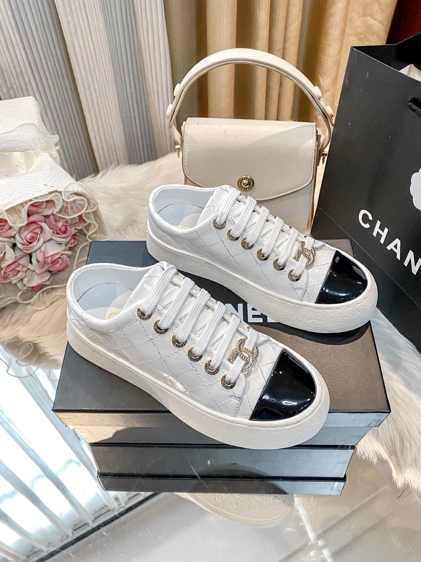 出厂：💰207
小香新款厚底运动鞋 🤓🤓
ZP购入原版一比一专业做货🤔🤔
这季新款简直闭眼入，上脚太香 狂好看，率性的休闲运动风，飒爽又自然，演绎香奈儿的时髦女性气质！
鞋面：定制进口小牛皮
内里：定制网布
大底：原版开模TPU组合大底，非市场通货
跟高：4cm
Size：35-40