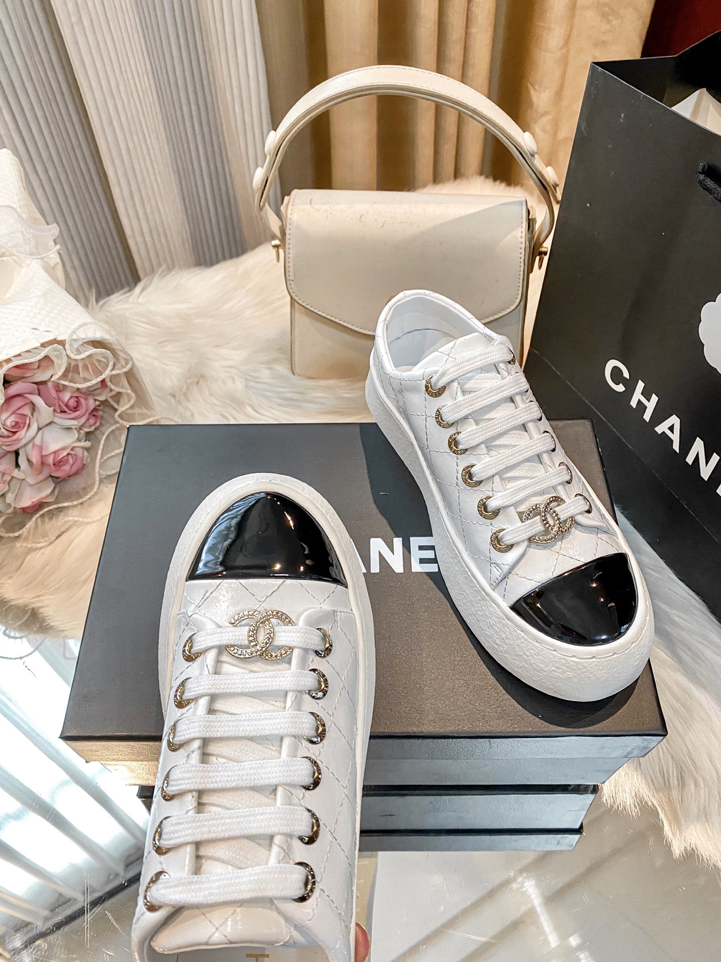 出厂：💰207
小香新款厚底运动鞋 🤓🤓
ZP购入原版一比一专业做货🤔🤔
这季新款简直闭眼入，上脚太香 狂好看，率性的休闲运动风，飒爽又自然，演绎香奈儿的时髦女性气质！
鞋面：定制进口小牛皮
内里：定制网布
大底：原版开模TPU组合大底，非市场通货
跟高：4cm
Size：35-40