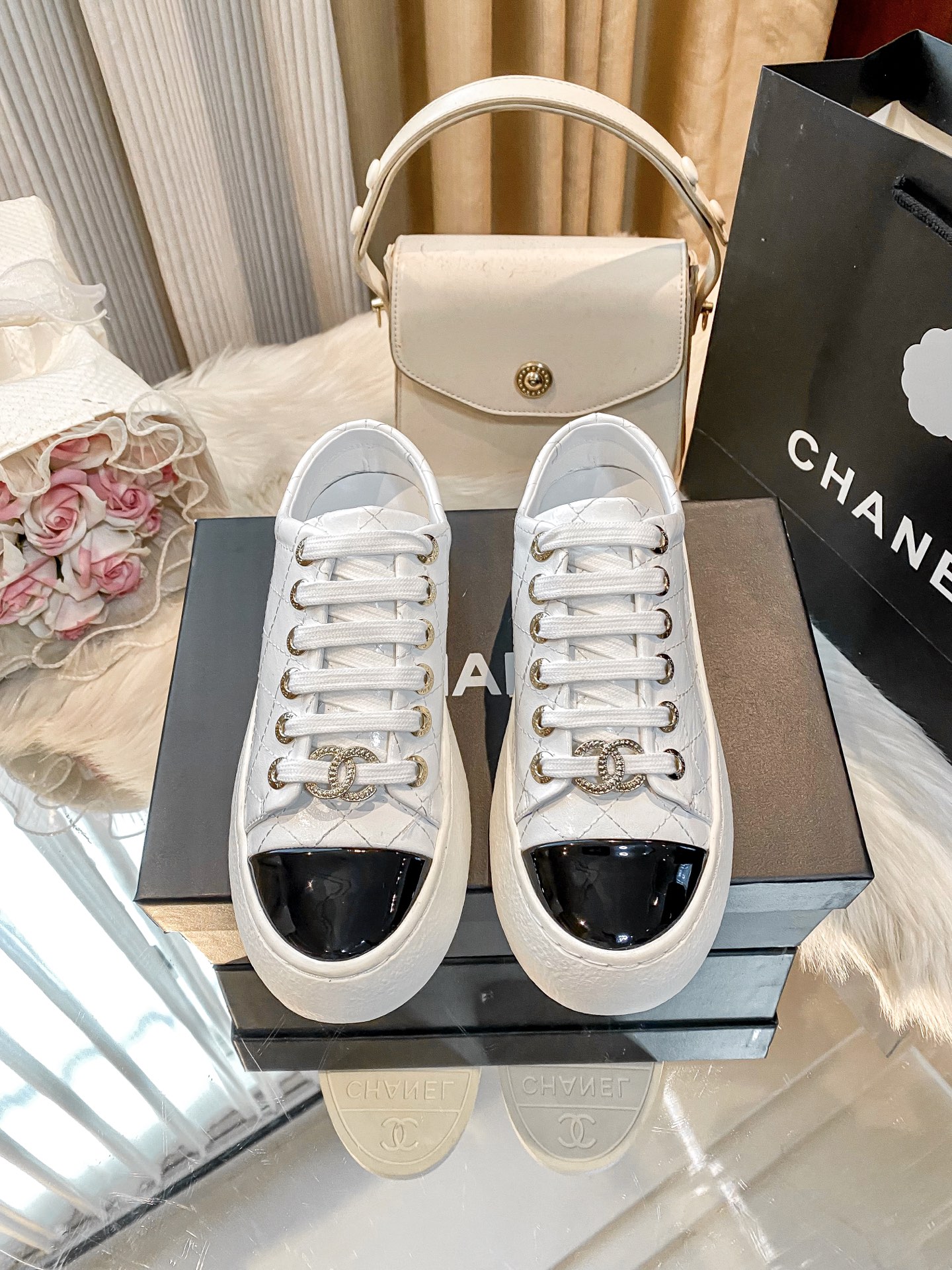 出厂：💰207
小香新款厚底运动鞋 🤓🤓
ZP购入原版一比一专业做货🤔🤔
这季新款简直闭眼入，上脚太香 狂好看，率性的休闲运动风，飒爽又自然，演绎香奈儿的时髦女性气质！
鞋面：定制进口小牛皮
内里：定制网布
大底：原版开模TPU组合大底，非市场通货
跟高：4cm
Size：35-40