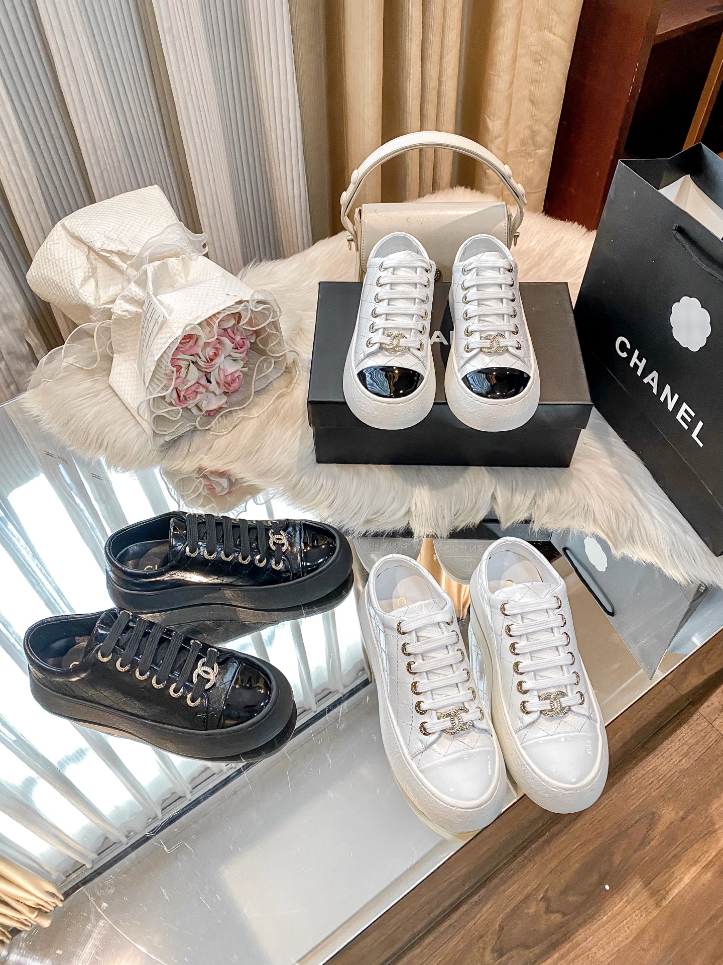 出厂：💰207
小香新款厚底运动鞋 🤓🤓
ZP购入原版一比一专业做货🤔🤔
这季新款简直闭眼入，上脚太香 狂好看，率性的休闲运动风，飒爽又自然，演绎香奈儿的时髦女性气质！
鞋面：定制进口小牛皮
内里：定制网布
大底：原版开模TPU组合大底，非市场通货
跟高：4cm
Size：35-40