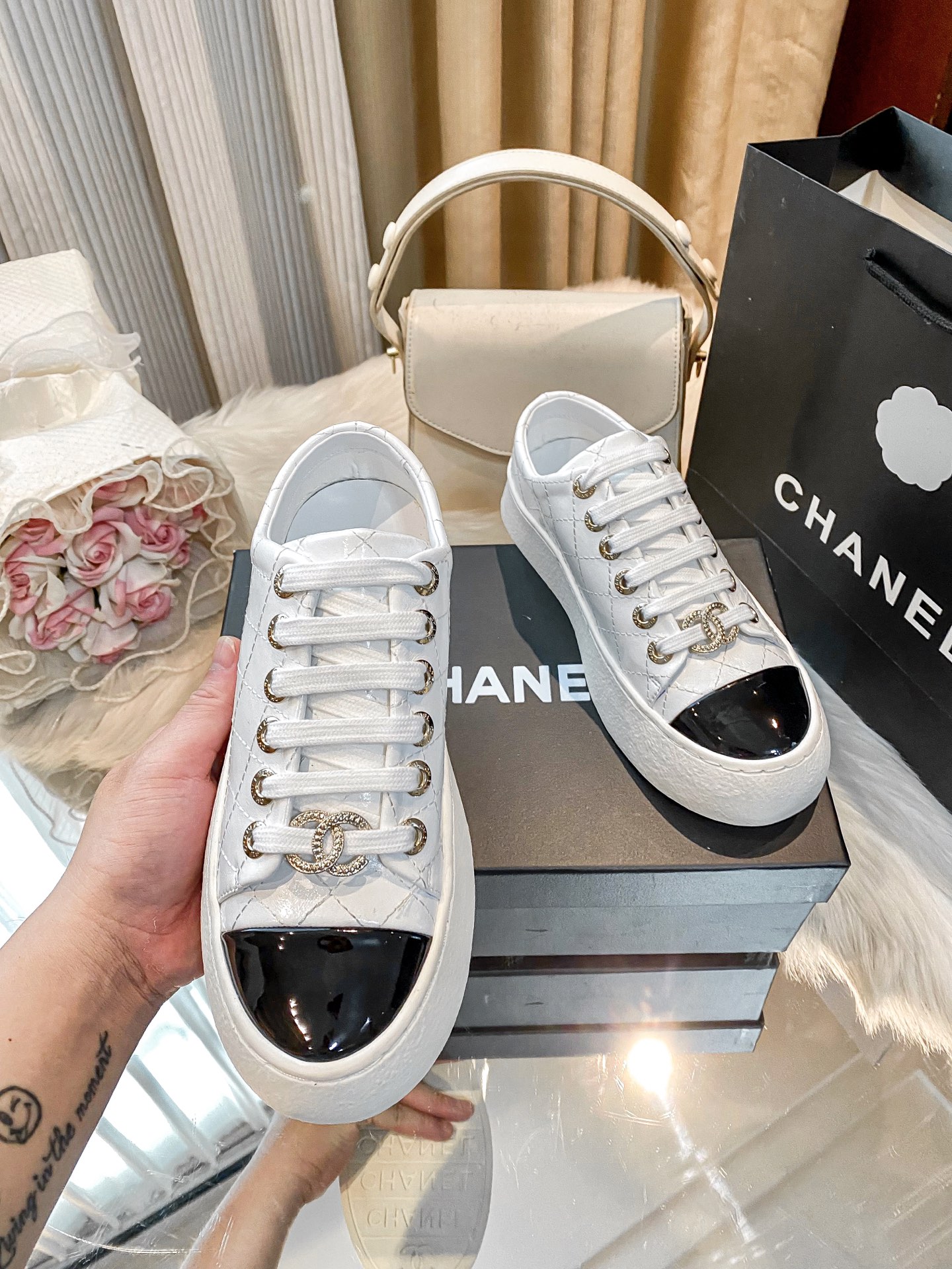 出厂：💰207
小香新款厚底运动鞋 🤓🤓
ZP购入原版一比一专业做货🤔🤔
这季新款简直闭眼入，上脚太香 狂好看，率性的休闲运动风，飒爽又自然，演绎香奈儿的时髦女性气质！
鞋面：定制进口小牛皮
内里：定制网布
大底：原版开模TPU组合大底，非市场通货
跟高：4cm
Size：35-40