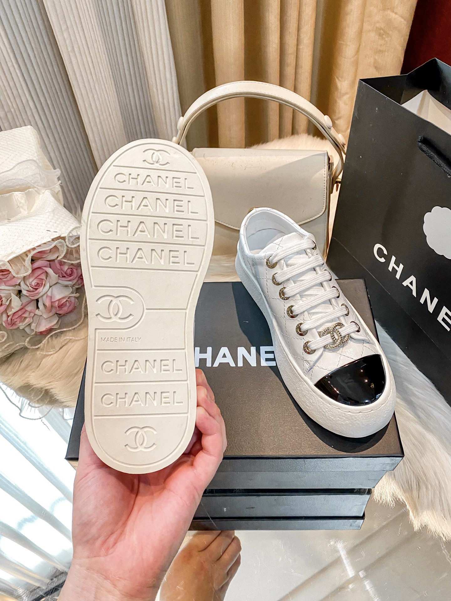 出厂：💰207
小香新款厚底运动鞋 🤓🤓
ZP购入原版一比一专业做货🤔🤔
这季新款简直闭眼入，上脚太香 狂好看，率性的休闲运动风，飒爽又自然，演绎香奈儿的时髦女性气质！
鞋面：定制进口小牛皮
内里：定制网布
大底：原版开模TPU组合大底，非市场通货
跟高：4cm
Size：35-40