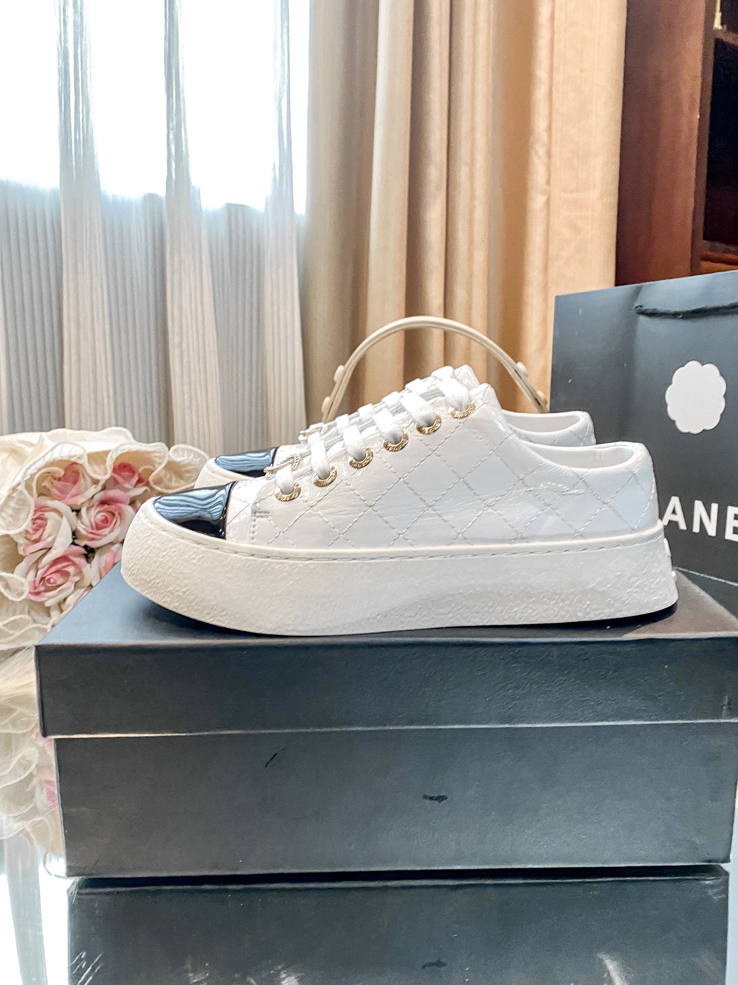 出厂：💰207
小香新款厚底运动鞋 🤓🤓
ZP购入原版一比一专业做货🤔🤔
这季新款简直闭眼入，上脚太香 狂好看，率性的休闲运动风，飒爽又自然，演绎香奈儿的时髦女性气质！
鞋面：定制进口小牛皮
内里：定制网布
大底：原版开模TPU组合大底，非市场通货
跟高：4cm
Size：35-40