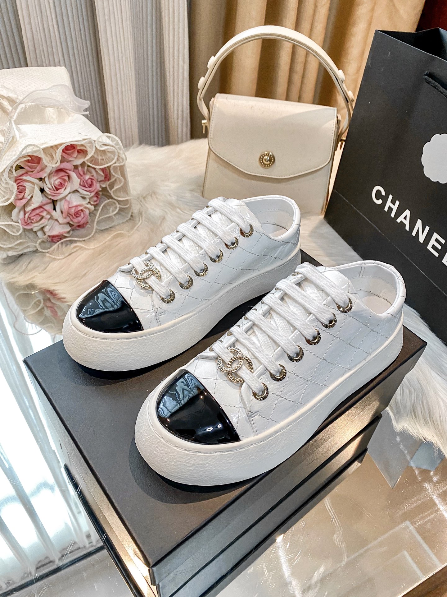 出厂：💰207
小香新款厚底运动鞋 🤓🤓
ZP购入原版一比一专业做货🤔🤔
这季新款简直闭眼入，上脚太香 狂好看，率性的休闲运动风，飒爽又自然，演绎香奈儿的时髦女性气质！
鞋面：定制进口小牛皮
内里：定制网布
大底：原版开模TPU组合大底，非市场通货
跟高：4cm
Size：35-40