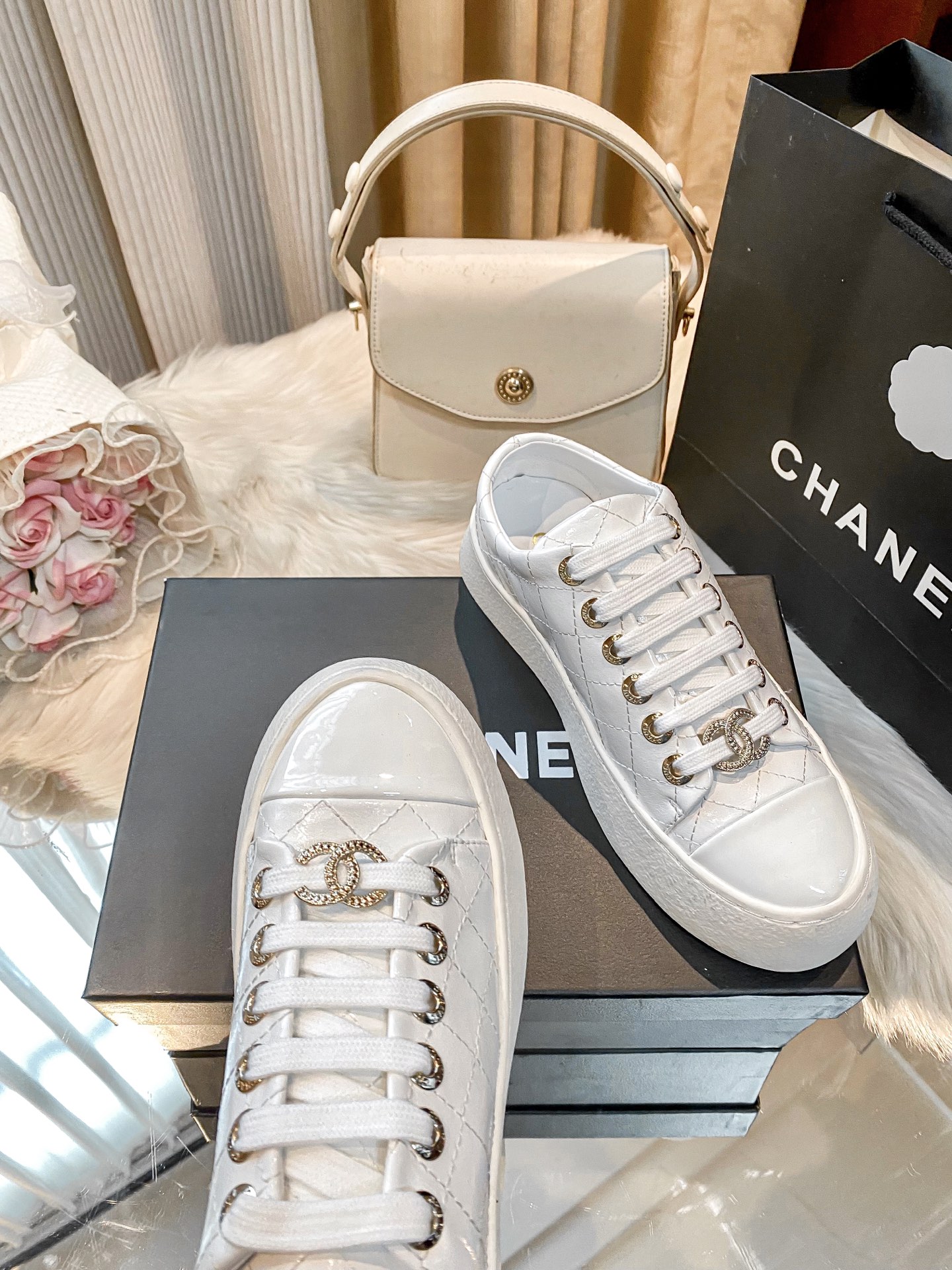 出厂：💰207
小香新款厚底运动鞋 🤓🤓
ZP购入原版一比一专业做货🤔🤔
这季新款简直闭眼入，上脚太香 狂好看，率性的休闲运动风，飒爽又自然，演绎香奈儿的时髦女性气质！
鞋面：定制进口小牛皮
内里：定制网布
大底：原版开模TPU组合大底，非市场通货
跟高：4cm
Size：35-40