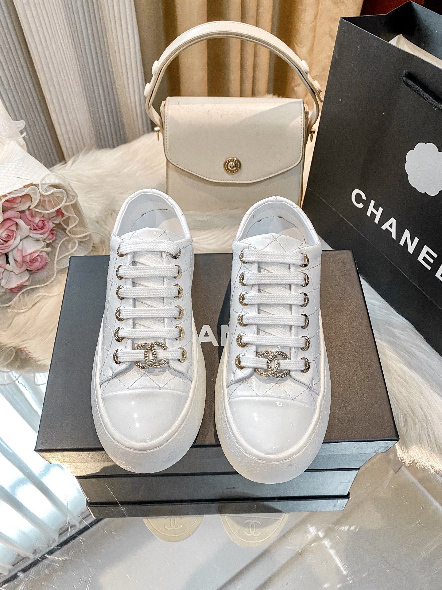 出厂：💰207
小香新款厚底运动鞋 🤓🤓
ZP购入原版一比一专业做货🤔🤔
这季新款简直闭眼入，上脚太香 狂好看，率性的休闲运动风，飒爽又自然，演绎香奈儿的时髦女性气质！
鞋面：定制进口小牛皮
内里：定制网布
大底：原版开模TPU组合大底，非市场通货
跟高：4cm
Size：35-40