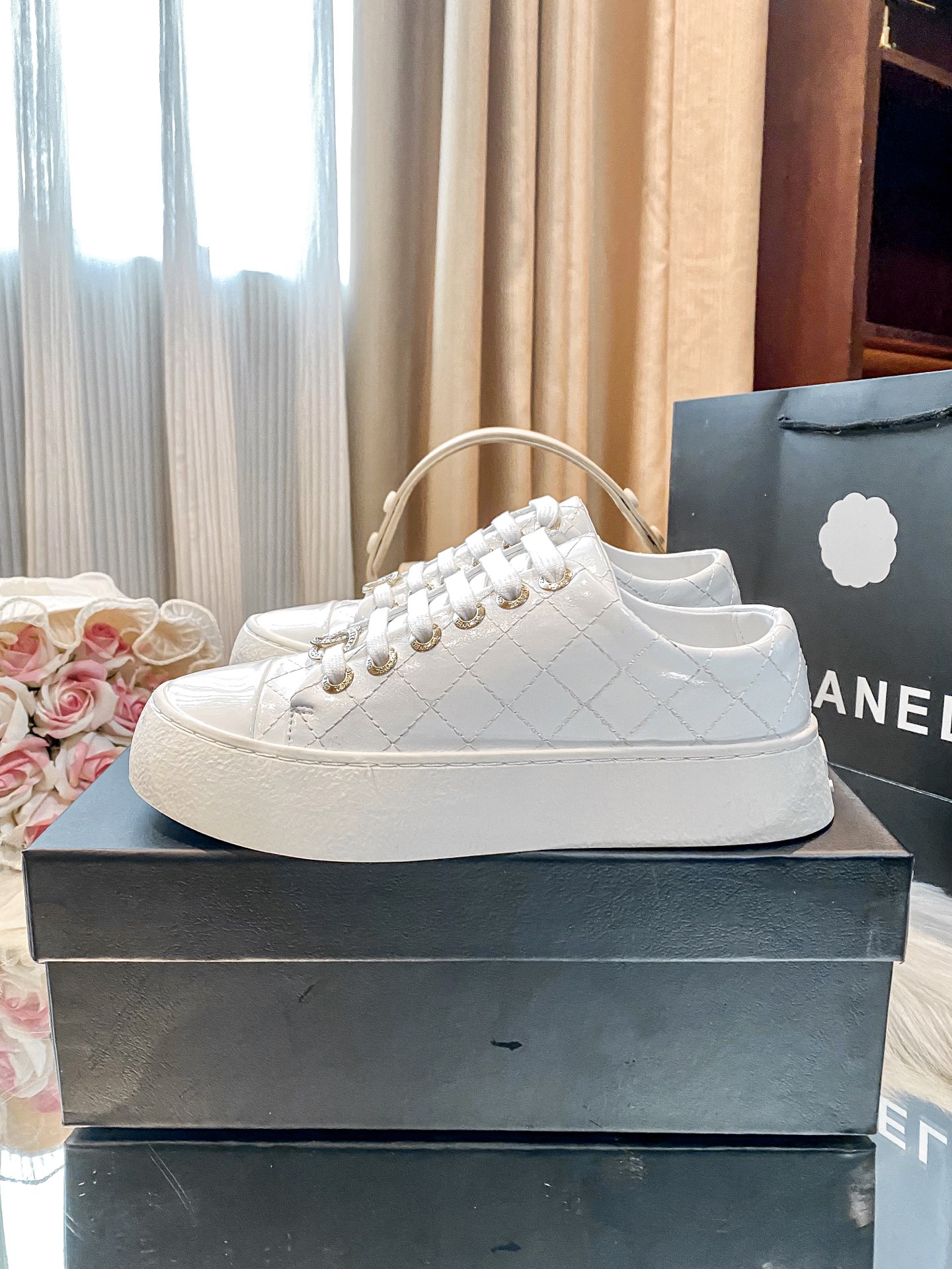 出厂：💰207
小香新款厚底运动鞋 🤓🤓
ZP购入原版一比一专业做货🤔🤔
这季新款简直闭眼入，上脚太香 狂好看，率性的休闲运动风，飒爽又自然，演绎香奈儿的时髦女性气质！
鞋面：定制进口小牛皮
内里：定制网布
大底：原版开模TPU组合大底，非市场通货
跟高：4cm
Size：35-40