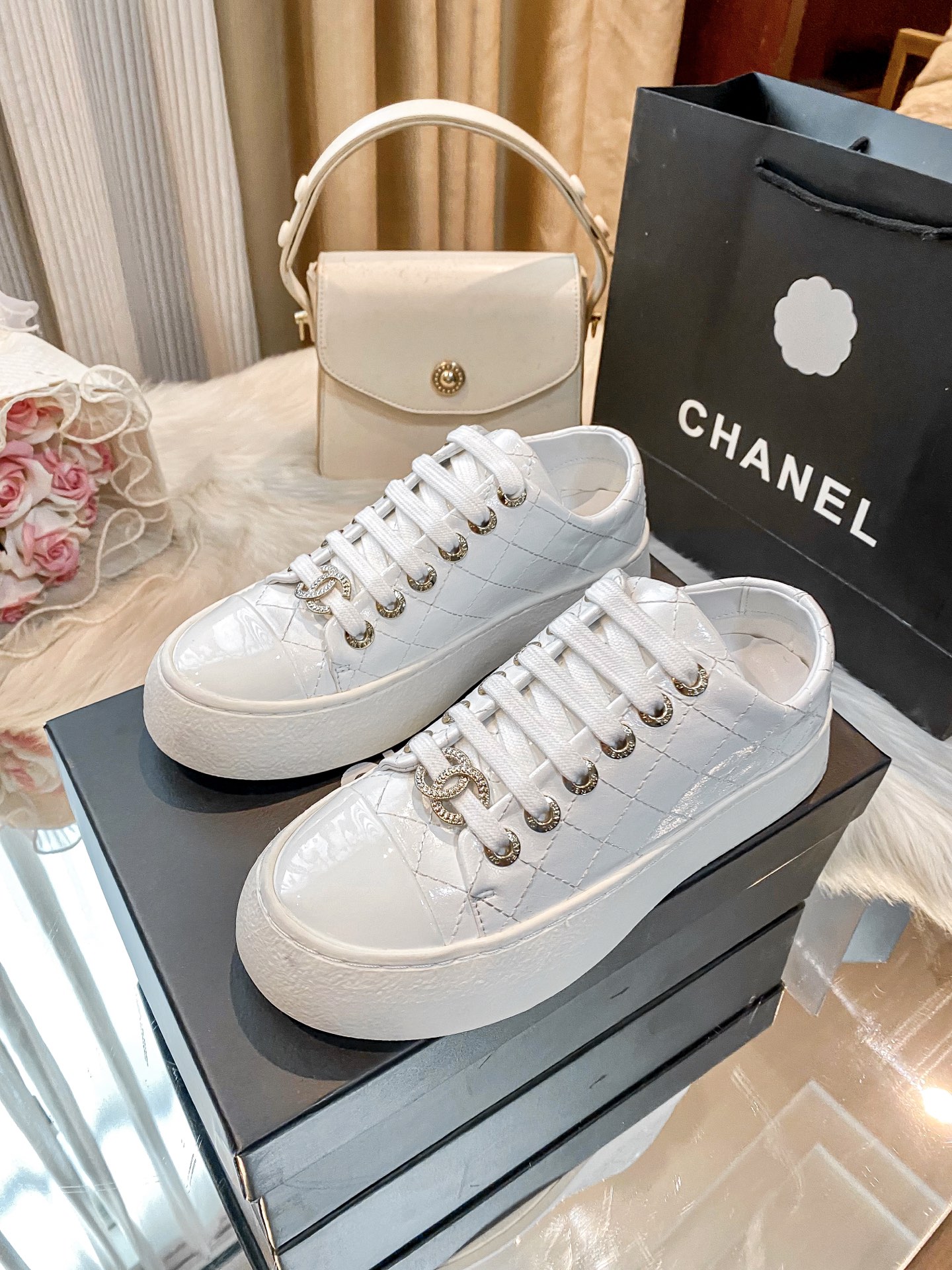 出厂：💰207
小香新款厚底运动鞋 🤓🤓
ZP购入原版一比一专业做货🤔🤔
这季新款简直闭眼入，上脚太香 狂好看，率性的休闲运动风，飒爽又自然，演绎香奈儿的时髦女性气质！
鞋面：定制进口小牛皮
内里：定制网布
大底：原版开模TPU组合大底，非市场通货
跟高：4cm
Size：35-40