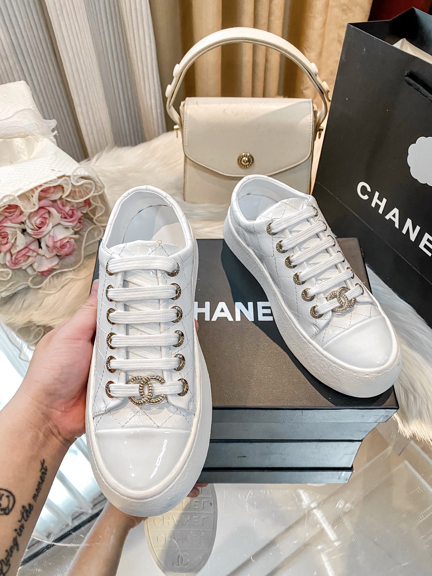 出厂：💰207
小香新款厚底运动鞋 🤓🤓
ZP购入原版一比一专业做货🤔🤔
这季新款简直闭眼入，上脚太香 狂好看，率性的休闲运动风，飒爽又自然，演绎香奈儿的时髦女性气质！
鞋面：定制进口小牛皮
内里：定制网布
大底：原版开模TPU组合大底，非市场通货
跟高：4cm
Size：35-40