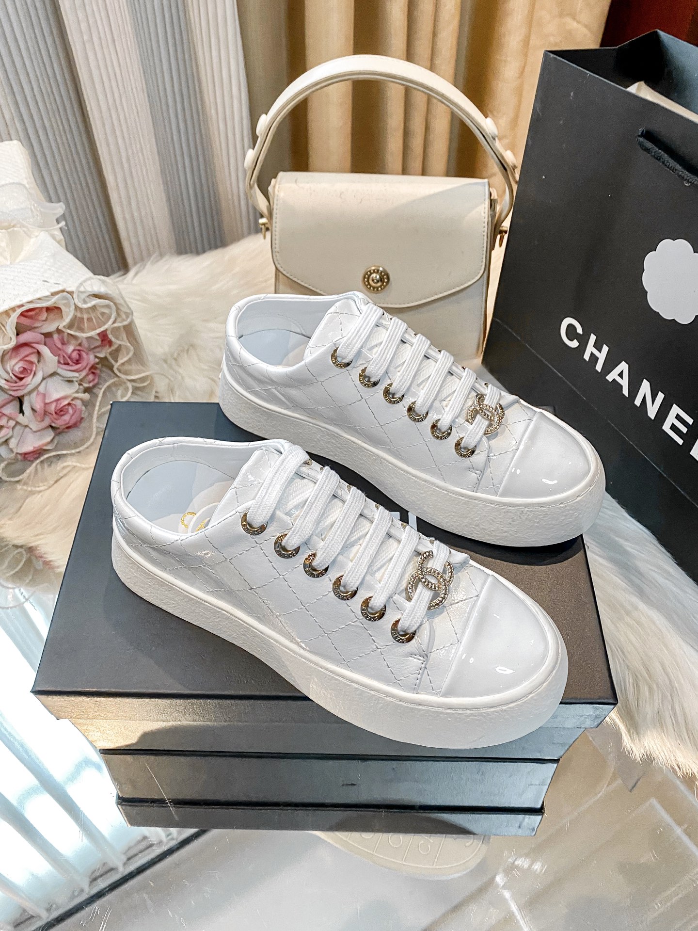 出厂：💰207
小香新款厚底运动鞋 🤓🤓
ZP购入原版一比一专业做货🤔🤔
这季新款简直闭眼入，上脚太香 狂好看，率性的休闲运动风，飒爽又自然，演绎香奈儿的时髦女性气质！
鞋面：定制进口小牛皮
内里：定制网布
大底：原版开模TPU组合大底，非市场通货
跟高：4cm
Size：35-40