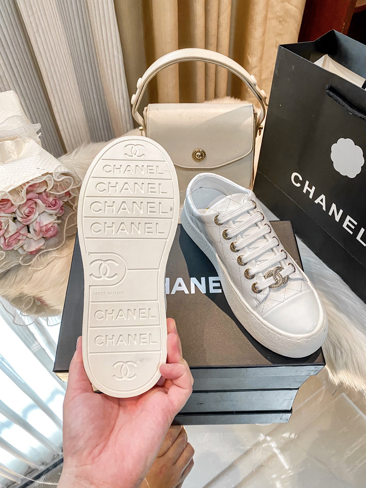 出厂：💰207
小香新款厚底运动鞋 🤓🤓
ZP购入原版一比一专业做货🤔🤔
这季新款简直闭眼入，上脚太香 狂好看，率性的休闲运动风，飒爽又自然，演绎香奈儿的时髦女性气质！
鞋面：定制进口小牛皮
内里：定制网布
大底：原版开模TPU组合大底，非市场通货
跟高：4cm
Size：35-40