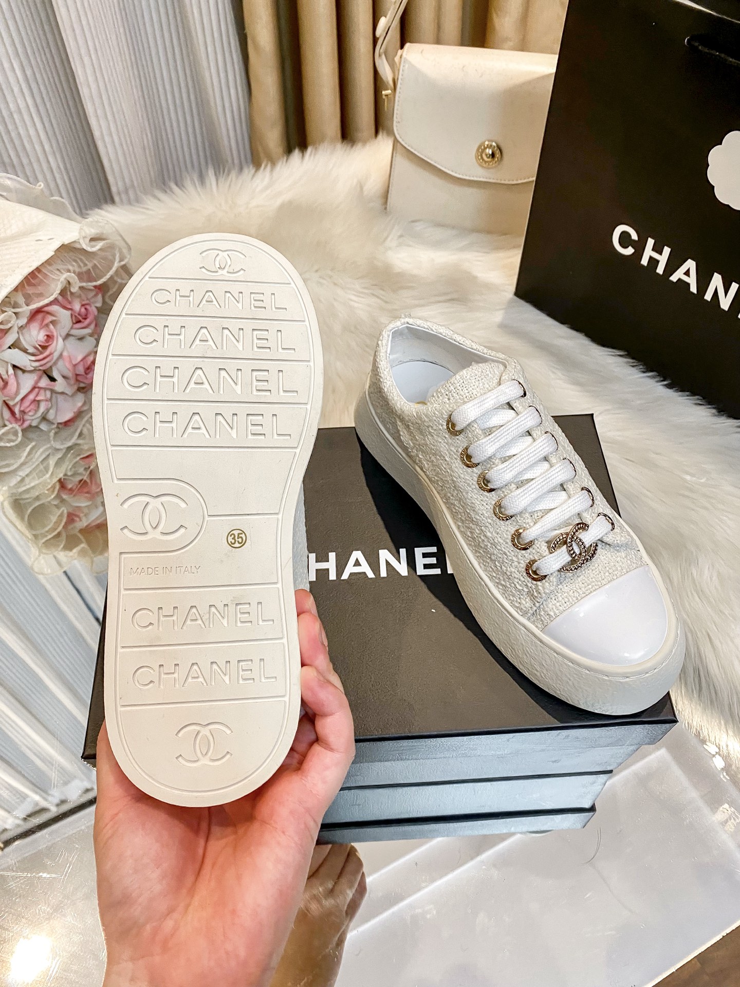 出厂：💰217（编织料）
小香新款 厚底运动鞋 🤓🤓
ZP购入原版一比一专业做货🤔🤔
这季新款简直闭眼入，上脚太香 狂好看，率性的休闲运动风，飒爽又自然，演绎香奈儿的时髦女性气质！
鞋面：定制进口小牛皮/编织料
内里：定制网布
大底：原版开模TPU组合大底，非市场通货
跟高：4cm
Size：35-40