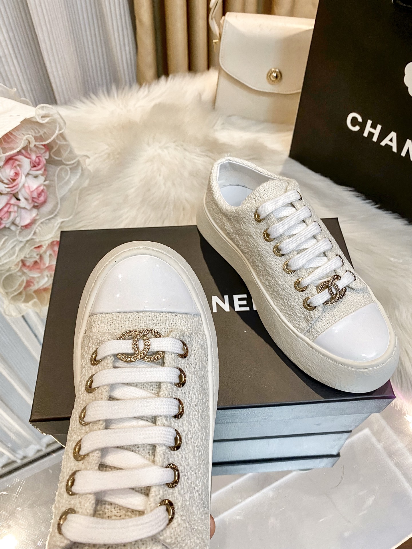 出厂：💰217（编织料）
小香新款 厚底运动鞋 🤓🤓
ZP购入原版一比一专业做货🤔🤔
这季新款简直闭眼入，上脚太香 狂好看，率性的休闲运动风，飒爽又自然，演绎香奈儿的时髦女性气质！
鞋面：定制进口小牛皮/编织料
内里：定制网布
大底：原版开模TPU组合大底，非市场通货
跟高：4cm
Size：35-40