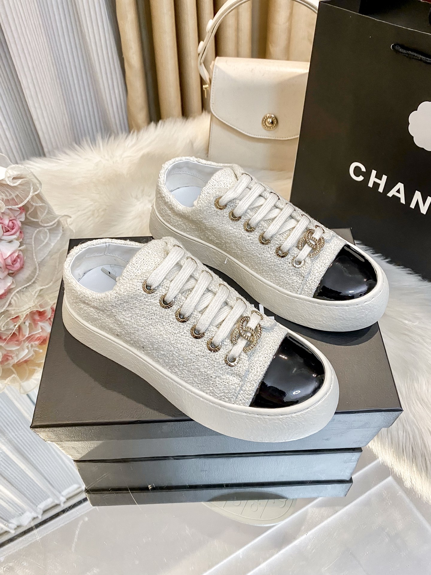 出厂：💰217（编织料）
小香新款 厚底运动鞋 🤓🤓
ZP购入原版一比一专业做货🤔🤔
这季新款简直闭眼入，上脚太香 狂好看，率性的休闲运动风，飒爽又自然，演绎香奈儿的时髦女性气质！
鞋面：定制进口小牛皮/编织料
内里：定制网布
大底：原版开模TPU组合大底，非市场通货
跟高：4cm
Size：35-40