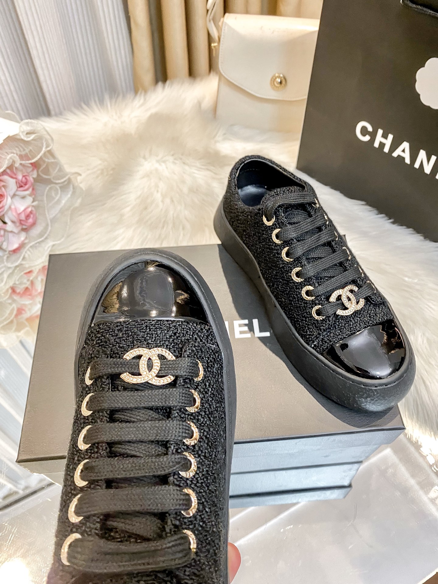 出厂：💰217（编织料）
小香新款 厚底运动鞋 🤓🤓
ZP购入原版一比一专业做货🤔🤔
这季新款简直闭眼入，上脚太香 狂好看，率性的休闲运动风，飒爽又自然，演绎香奈儿的时髦女性气质！
鞋面：定制进口小牛皮/编织料
内里：定制网布
大底：原版开模TPU组合大底，非市场通货
跟高：4cm
Size：35-40