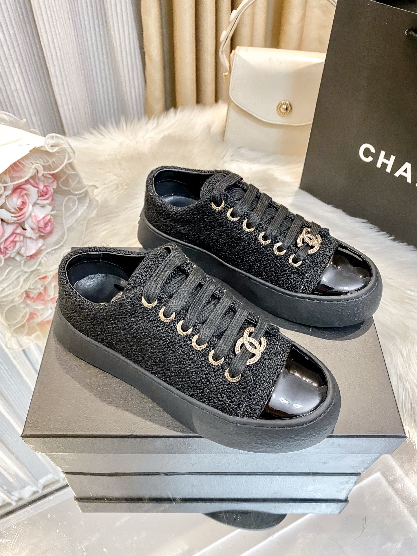 出厂：💰217（编织料）
小香新款 厚底运动鞋 🤓🤓
ZP购入原版一比一专业做货🤔🤔
这季新款简直闭眼入，上脚太香 狂好看，率性的休闲运动风，飒爽又自然，演绎香奈儿的时髦女性气质！
鞋面：定制进口小牛皮/编织料
内里：定制网布
大底：原版开模TPU组合大底，非市场通货
跟高：4cm
Size：35-40