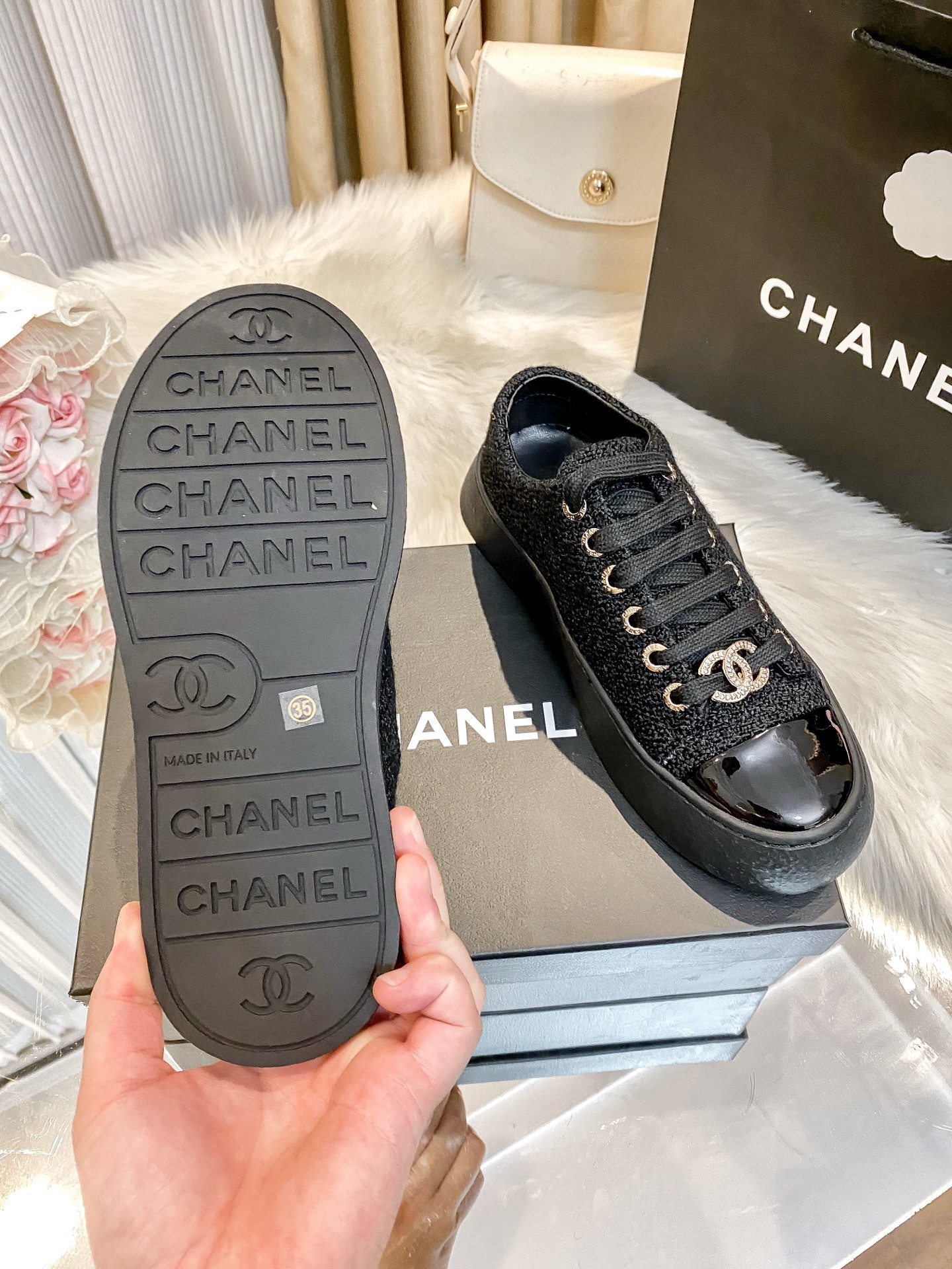 出厂：💰217（编织料）
小香新款 厚底运动鞋 🤓🤓
ZP购入原版一比一专业做货🤔🤔
这季新款简直闭眼入，上脚太香 狂好看，率性的休闲运动风，飒爽又自然，演绎香奈儿的时髦女性气质！
鞋面：定制进口小牛皮/编织料
内里：定制网布
大底：原版开模TPU组合大底，非市场通货
跟高：4cm
Size：35-40