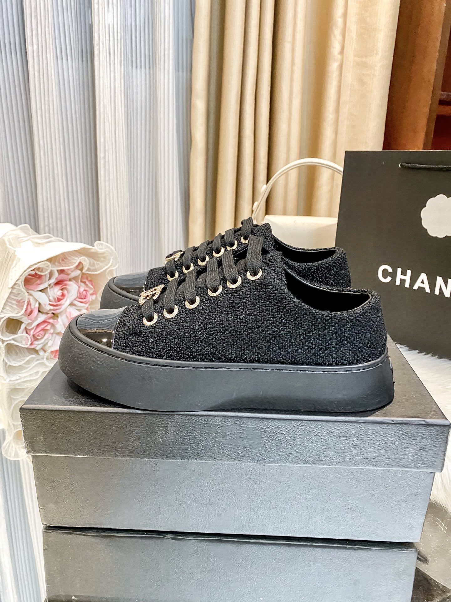 出厂：💰217（编织料）
小香新款 厚底运动鞋 🤓🤓
ZP购入原版一比一专业做货🤔🤔
这季新款简直闭眼入，上脚太香 狂好看，率性的休闲运动风，飒爽又自然，演绎香奈儿的时髦女性气质！
鞋面：定制进口小牛皮/编织料
内里：定制网布
大底：原版开模TPU组合大底，非市场通货
跟高：4cm
Size：35-40