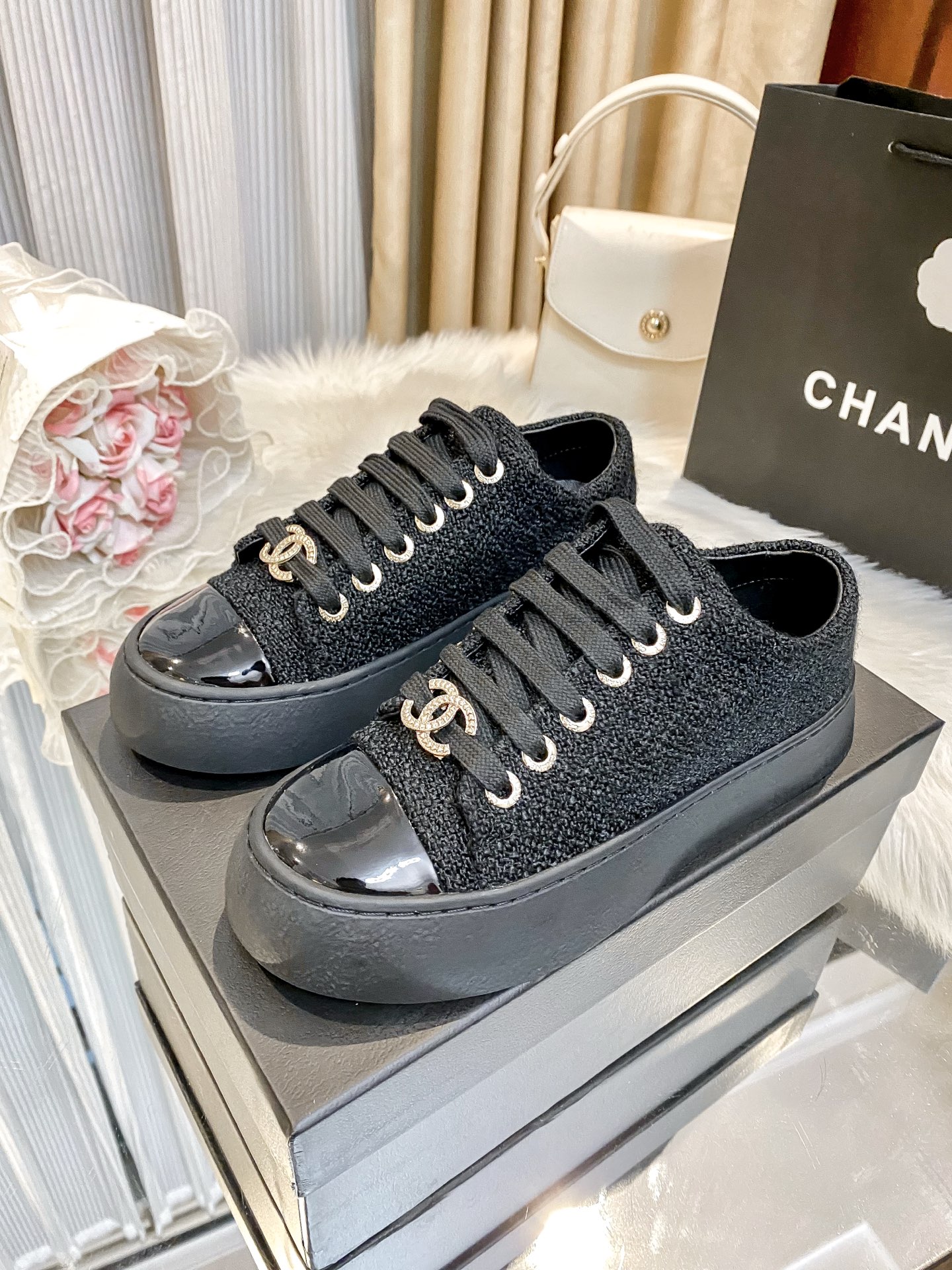 出厂：💰217（编织料）
小香新款 厚底运动鞋 🤓🤓
ZP购入原版一比一专业做货🤔🤔
这季新款简直闭眼入，上脚太香 狂好看，率性的休闲运动风，飒爽又自然，演绎香奈儿的时髦女性气质！
鞋面：定制进口小牛皮/编织料
内里：定制网布
大底：原版开模TPU组合大底，非市场通货
跟高：4cm
Size：35-40