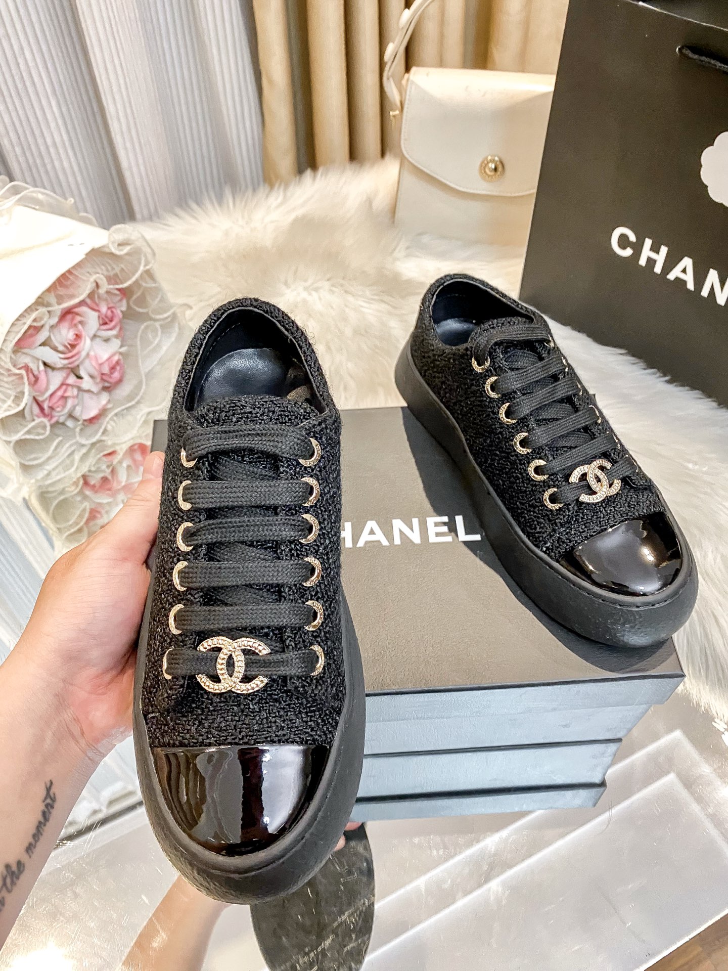 出厂：💰217（编织料）
小香新款 厚底运动鞋 🤓🤓
ZP购入原版一比一专业做货🤔🤔
这季新款简直闭眼入，上脚太香 狂好看，率性的休闲运动风，飒爽又自然，演绎香奈儿的时髦女性气质！
鞋面：定制进口小牛皮/编织料
内里：定制网布
大底：原版开模TPU组合大底，非市场通货
跟高：4cm
Size：35-40